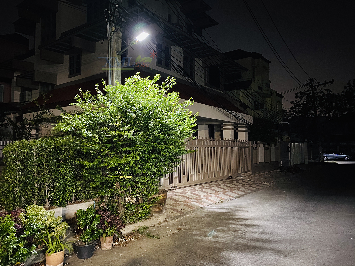 โคมไฟถนนโซล่าเซลล์ XML-Solar 200W (แสง : ขาว)(สว่างค้าง)