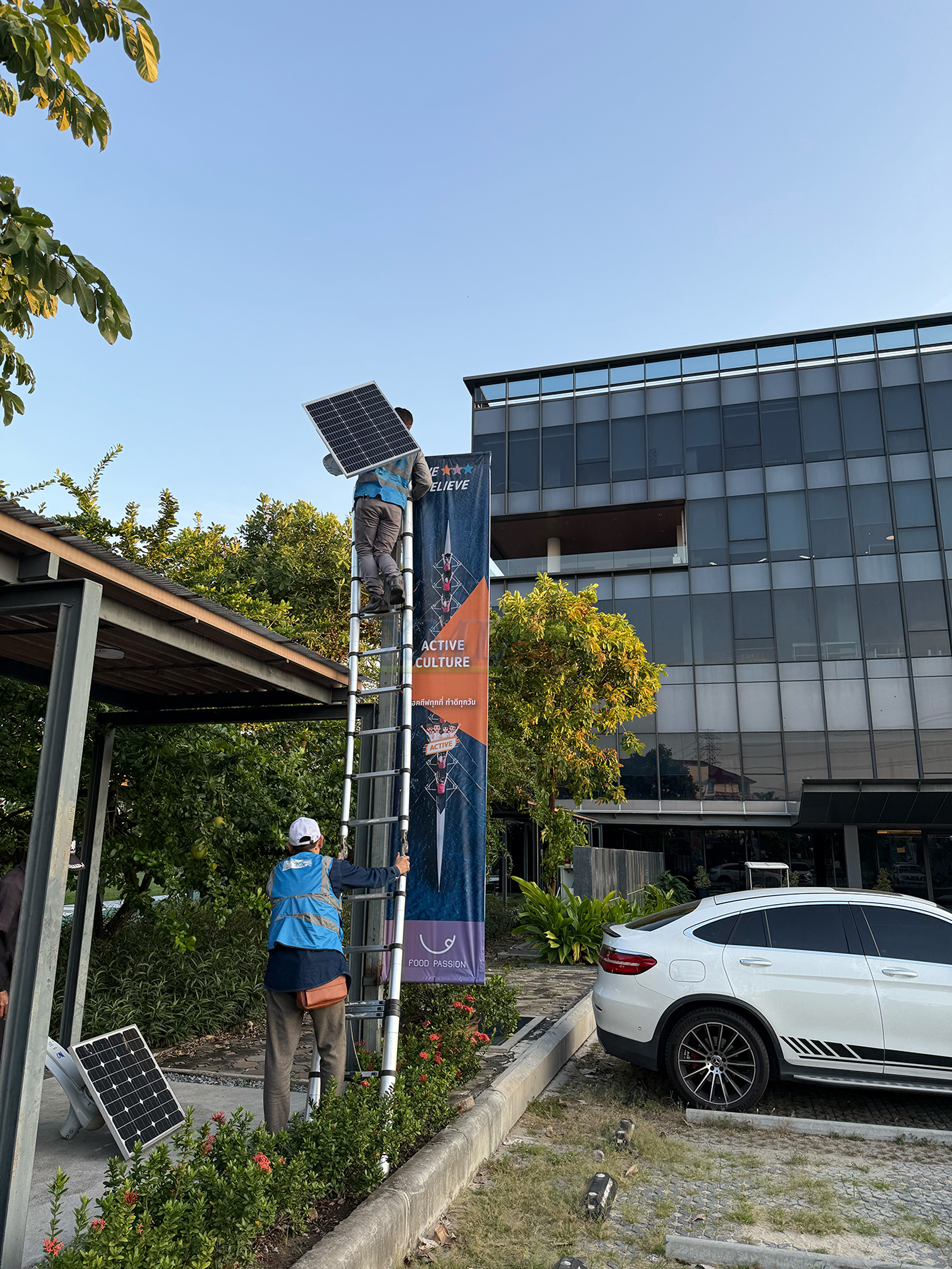 โคมไฟถนนโซล่าเซลล์อัจฉริยะ (รุ่น 6,300Lumens + แผง 80 W) (แสง : ขาว)