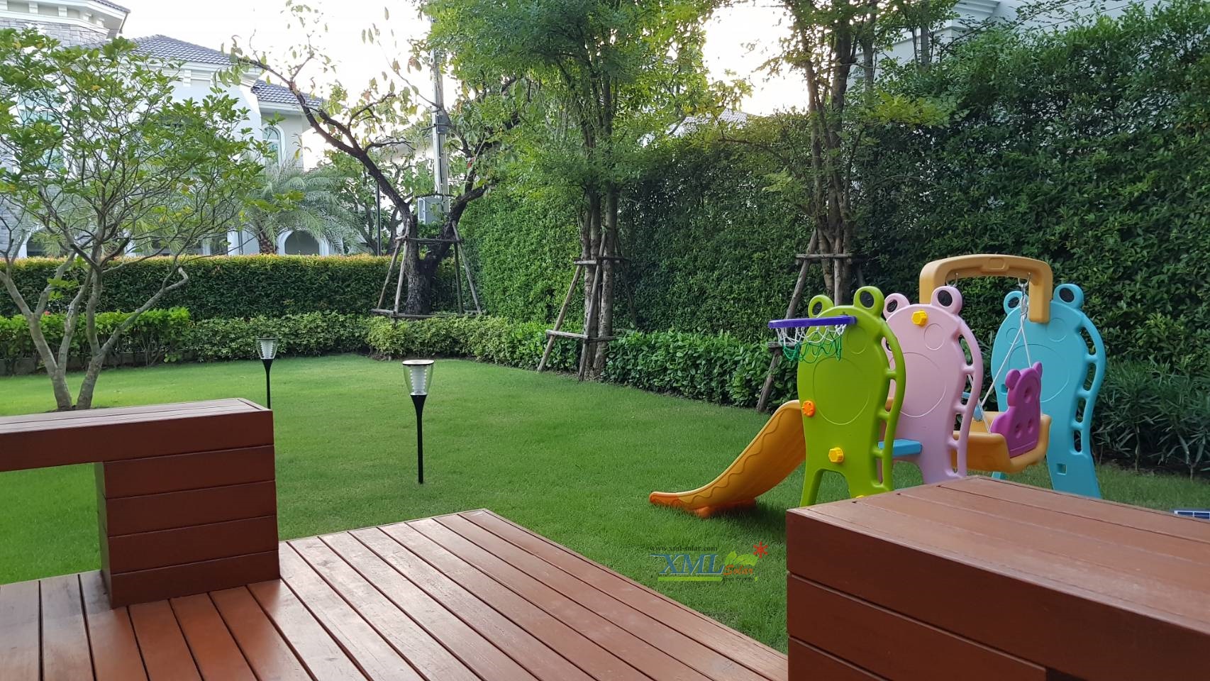 ไฟตั้งพื้นสนามโซล่าเซลล์ ทรงถ้วย (เเสง : ขาว)(1 แถม 1)