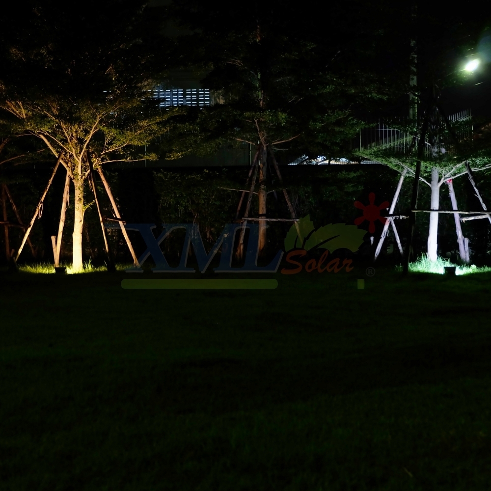 ไฟสปอตไลท์โซล่าเซลล์ รุ่น 30 Watt (เเสง : ขาว)