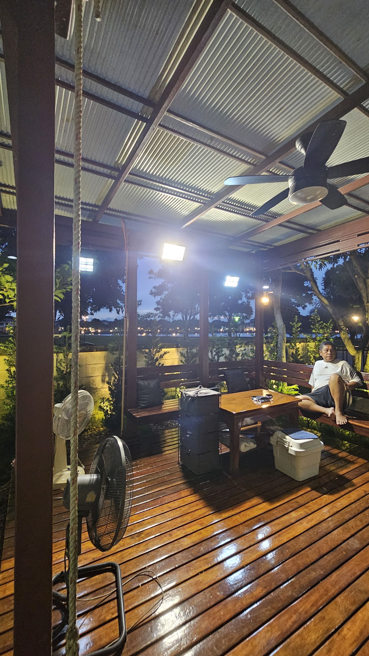 ไฟสปอตไลท์โซล่าเซลล์ 200 Watt กล่องสีน้ำตาล (เปิดได้ 3 แสง)