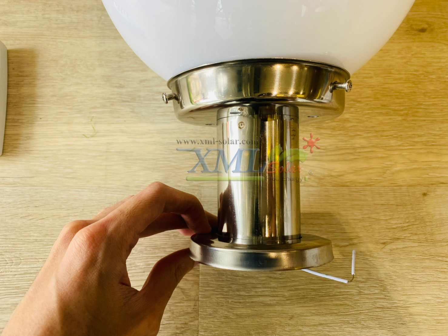 โคมไฟหัวเสาโซล่าเซลล์ ทรงกลมฐานสเเตนเลส (20 ซม.) + Remote (เปิดได้ 3 แสง)+AC