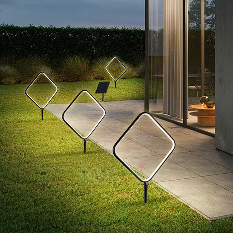 ไฟปักสนามโซล่าเซลล์ ทรงเหลี่ยม รุ่น DC-0589N (เเสง : เหลืองวอมไวท์)