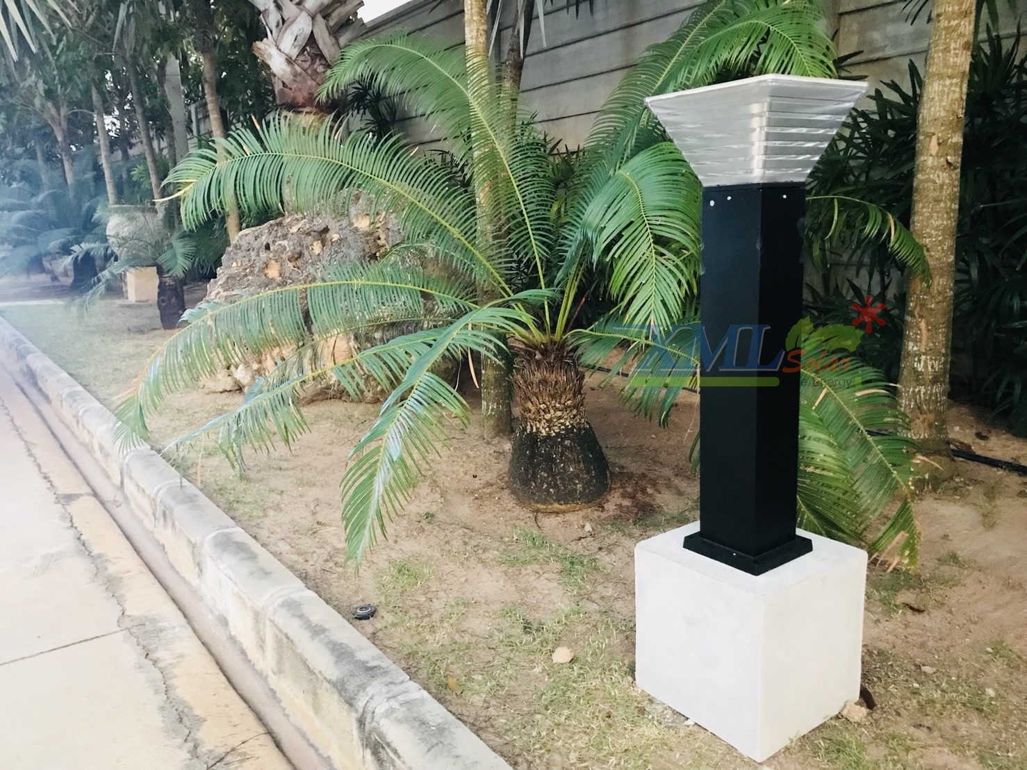 ไฟตั้งพื้นโซล่าเซลล์ ทรง พีระมิด สีดำ โคมใส (80 cm) (แสง : ขาว + เหลืองวอมไวท์)