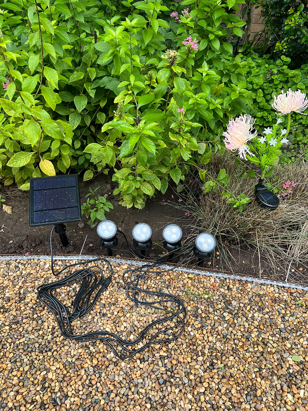 สปอร์ตไลท์ปักสนามโซล่าเซลล์ DC-17 รุ่น 4 หัว สาย 3 เมตร (แสง : เหลืองวอมไวท์)