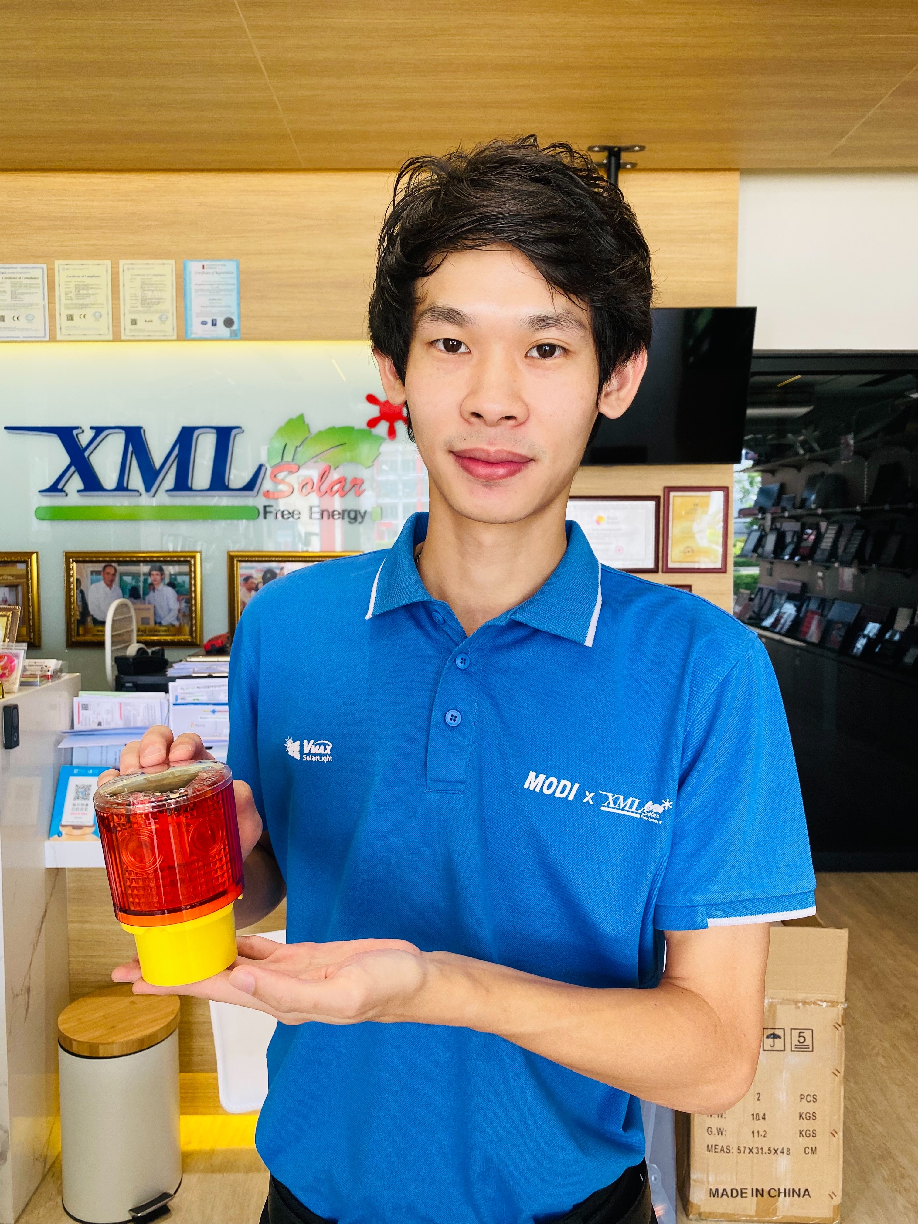 ไฟเตือนกรวยจราจร ฉุกเฉิน พลังงานเเสงอาทิตย์ (เเสง : สีเเดง)