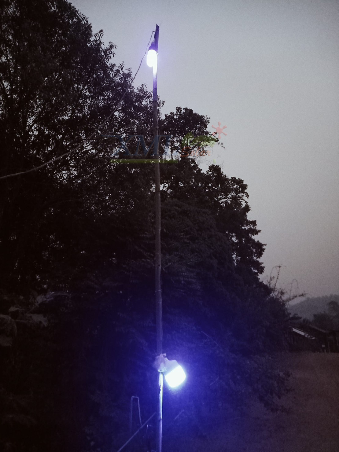 โคมไฟตุ้มโซล่าเซลล์ แบล็คไลท์ 150w. (แสงล่อแมลง)(แสงสีฟ้าน้ำทะเล)