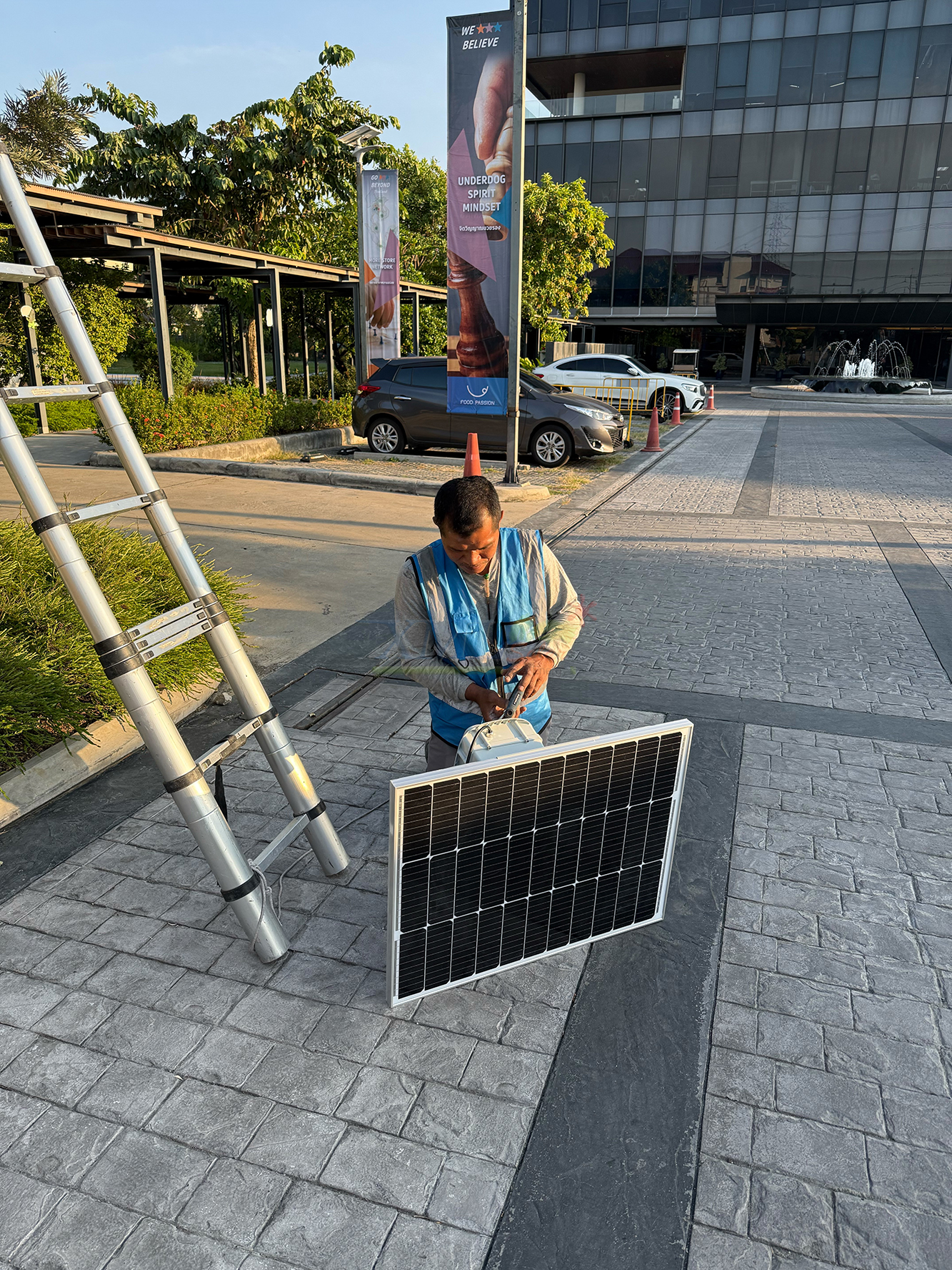 โคมไฟถนนโซล่าเซลล์อัจฉริยะ (รุ่น 6,300Lumens + แผง 80 W) (แสง : ขาว)