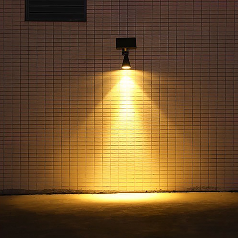 สปอร์ตไลท์ปักสนามโซล่าเซลล์ รุ่น TB-2018L (แสง : เหลืองวอมไวท์)