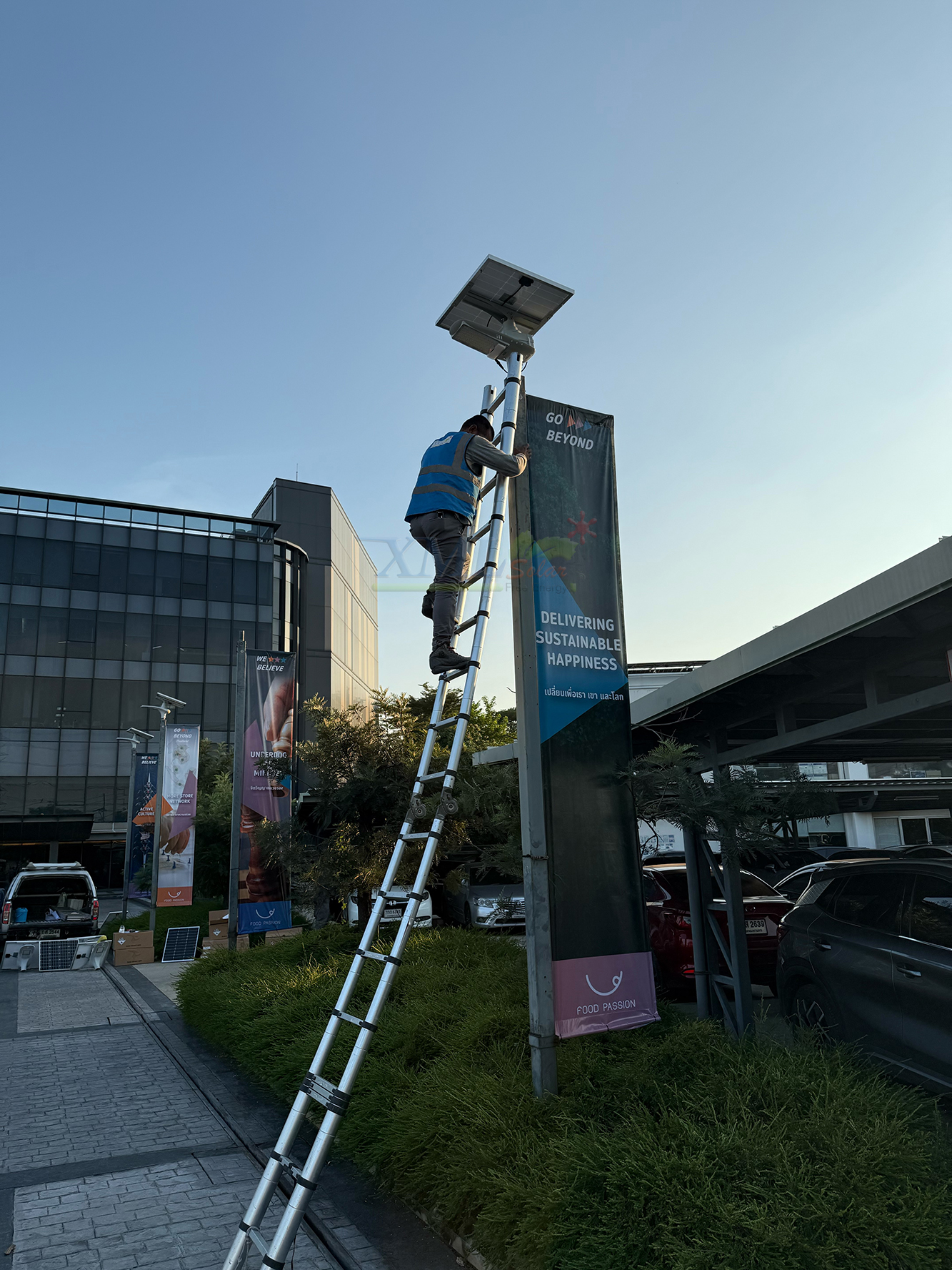 โคมไฟถนนโซล่าเซลล์อัจฉริยะ (รุ่น 6,300Lumens + แผง 80 W) (แสง : ขาว)