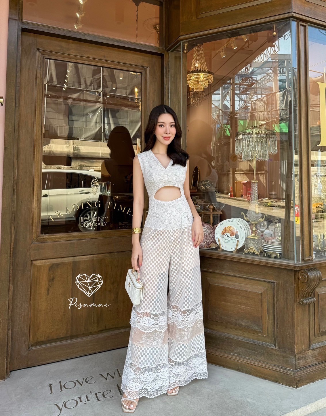 จั๊มสูทขายาวแขนกุดงานฉลุลูกไม้สีขาวเว้าเอวตามหากันเยอะมากๆค่ารุ่นนี้ ใส่ขัดผิวมากค่ารุ่นนี้ พูดเลยว่าปังปุริเย้แน่นอนนนนนน ใส่vacayถ่ายรูปกับแก๊งค์เพื่อนๆไม่มีผิดหวังเลยค่า ห้ามพลาดเลยน้าตัวนี้