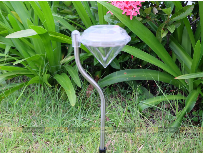 ไฟปักสนามโซล่าเซลล์ 1 LED ทรงเพชร (เเสง: เหลืองวอมไวท์) 1 แถม 3