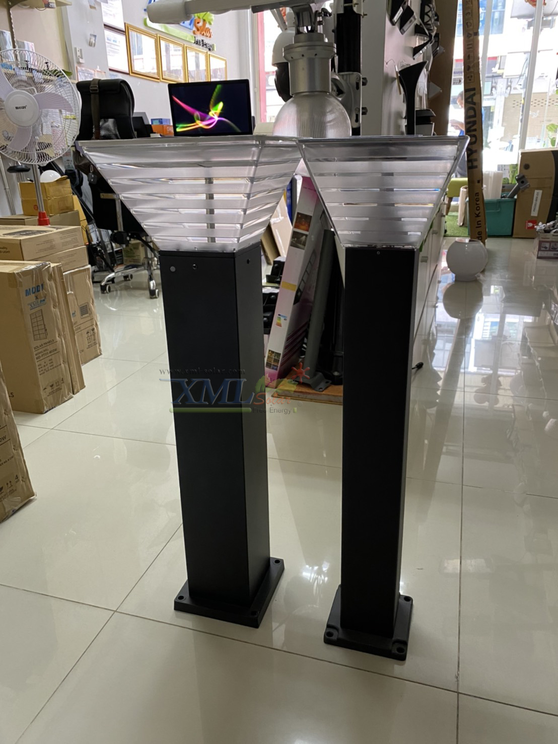 ไฟตั้งพื้นโซล่าเซลล์ ทรง พีระมิด สีดำ โคมใส (80 cm) (แสง : ขาว + เหลืองวอมไวท์)