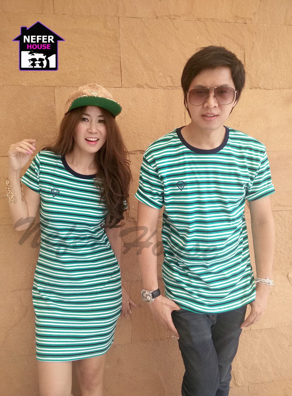 เสื้อคู่รักเกาหลี ผ้ายืดโทนสีเขียวริ้วขาวตัดกับสีกรม และเพิ่มความโดดเด่นสีกรมเข้มที่คอเสื้อ