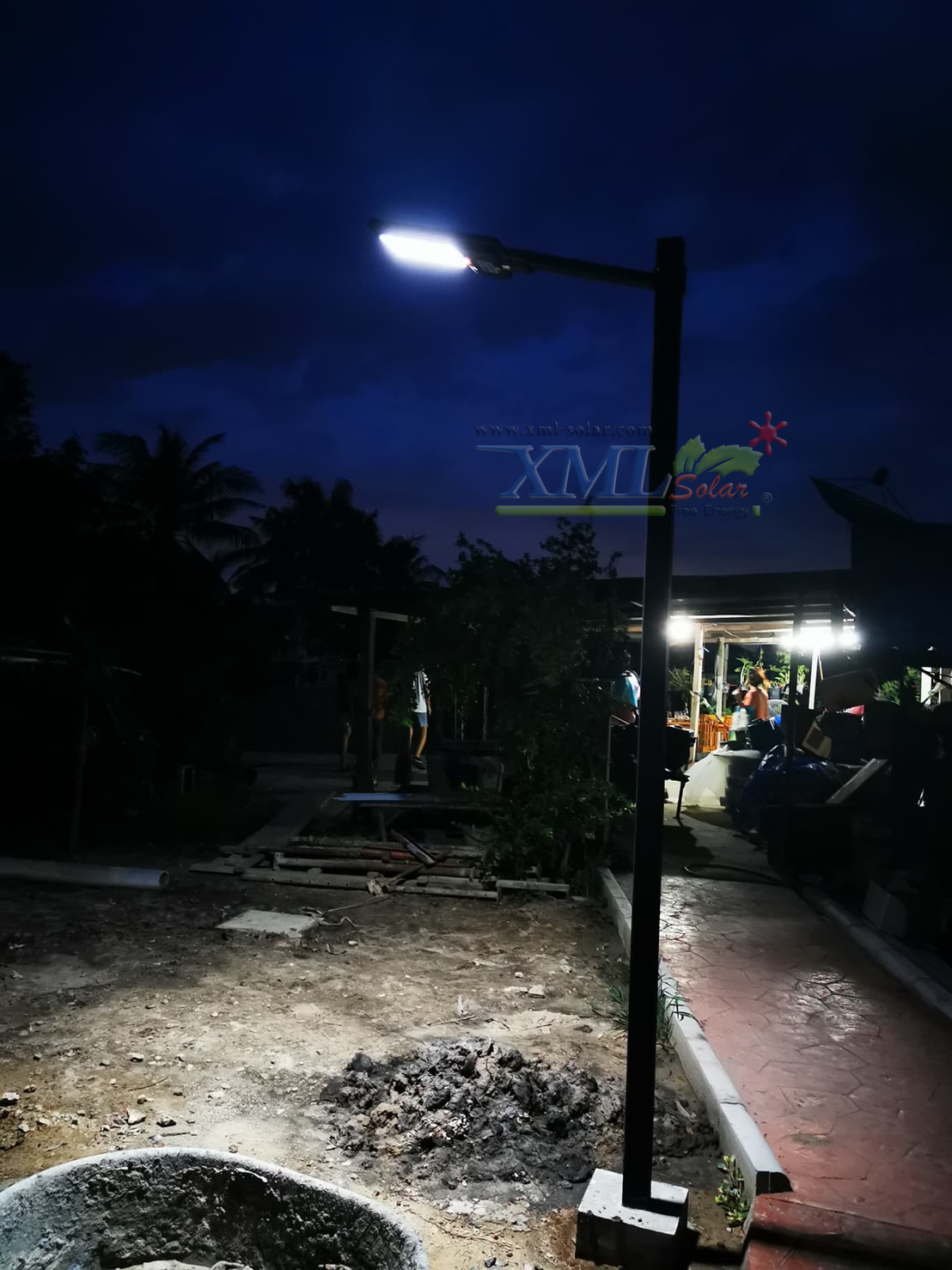 โคมไฟถนนโซล่าเซลล์ XML-Solar 200W (แสง : ขาว)(สว่างค้าง)