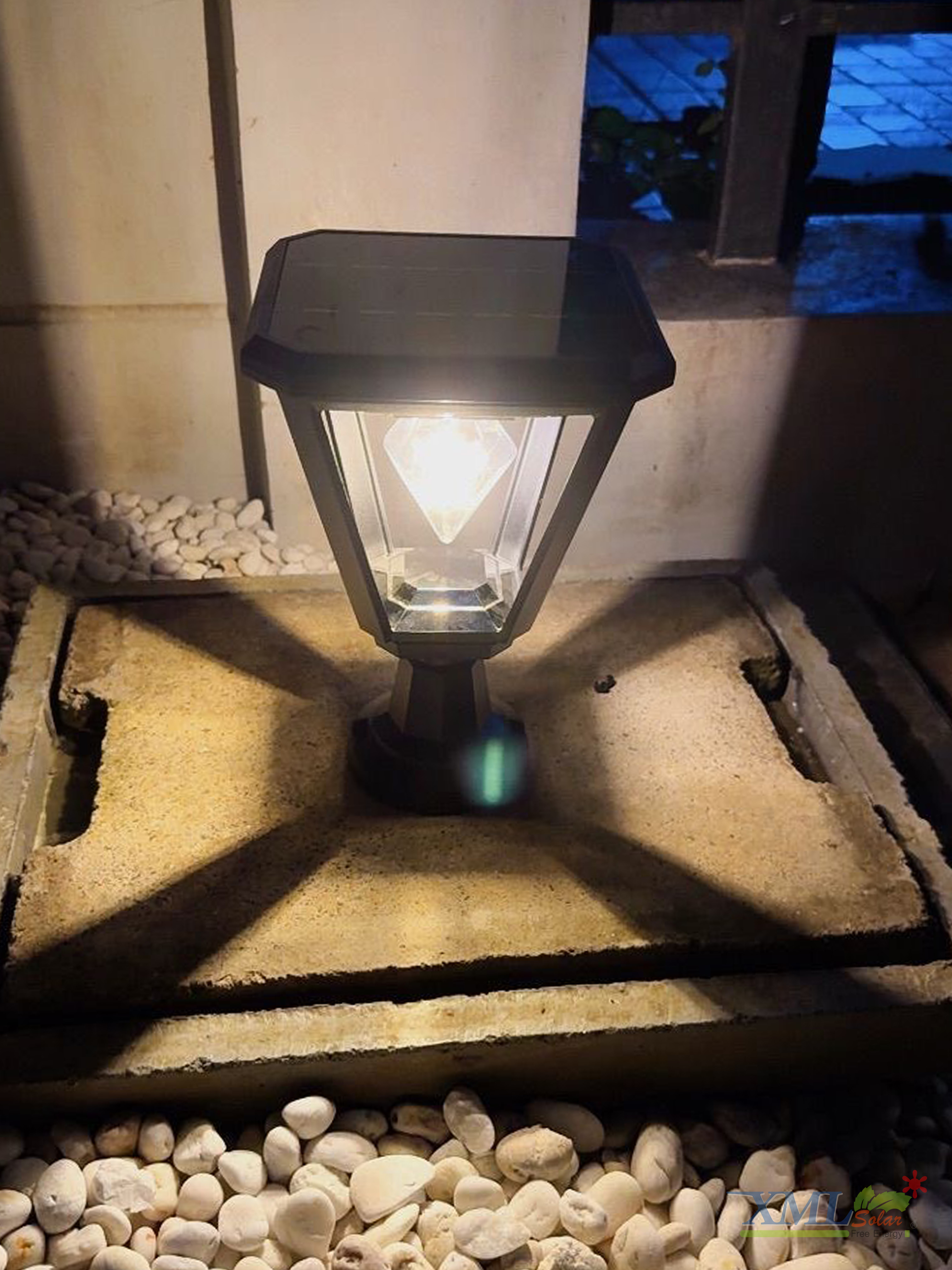 ไฟหัวเสาโซล่าเซลล์ LSXML-215A ทรงเหลี่ยม หลอดไส้เพชร (แสง : เหลืองวอมไวท์)