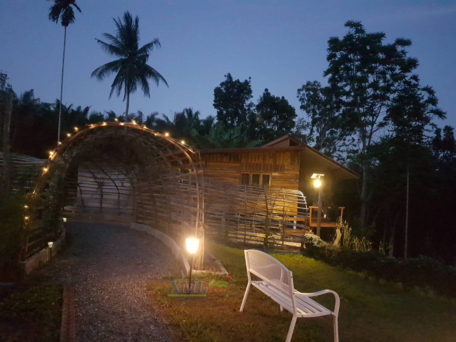 ไฟตั้งพื้นสนามโซล่าเซลล์ ทรงถ้วย (เเสง : เหลืองวอมไวท์)(1 แถม 1)