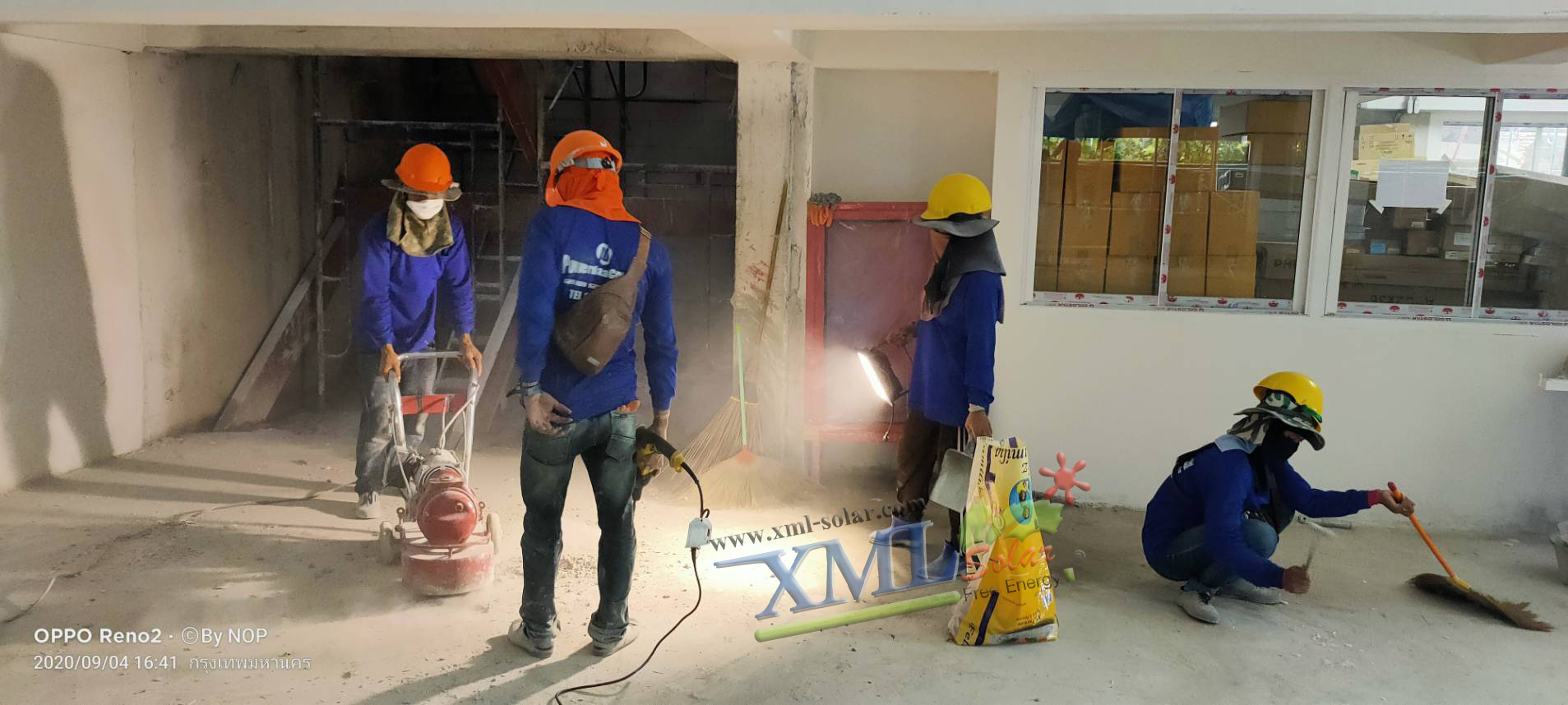 ไฟสปอตไลท์โซล่าเซลล์ 100 Watt กล่องสีน้ำตาล (เปิดได้ 3 แสง)