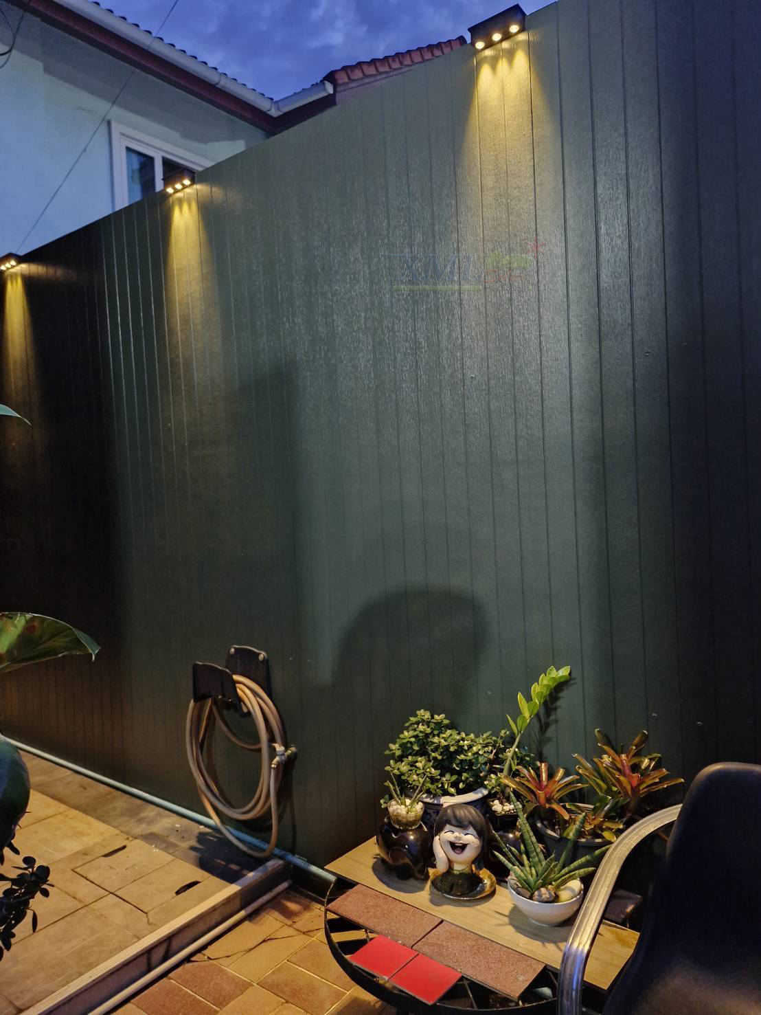 ไฟผนังโซล่าเซลล์ติดสันกำเเพง 3 LED (เเสง : เหลืองวอมไวท์) (1 เเถม 1)