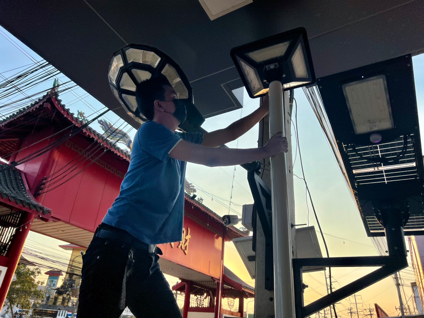 เสาไฟสนาม เหล็กพ่นสีขาว ฐานสีน้ำเงิน สูง 6 เมตร (ปลาย 3 นิ้ว)