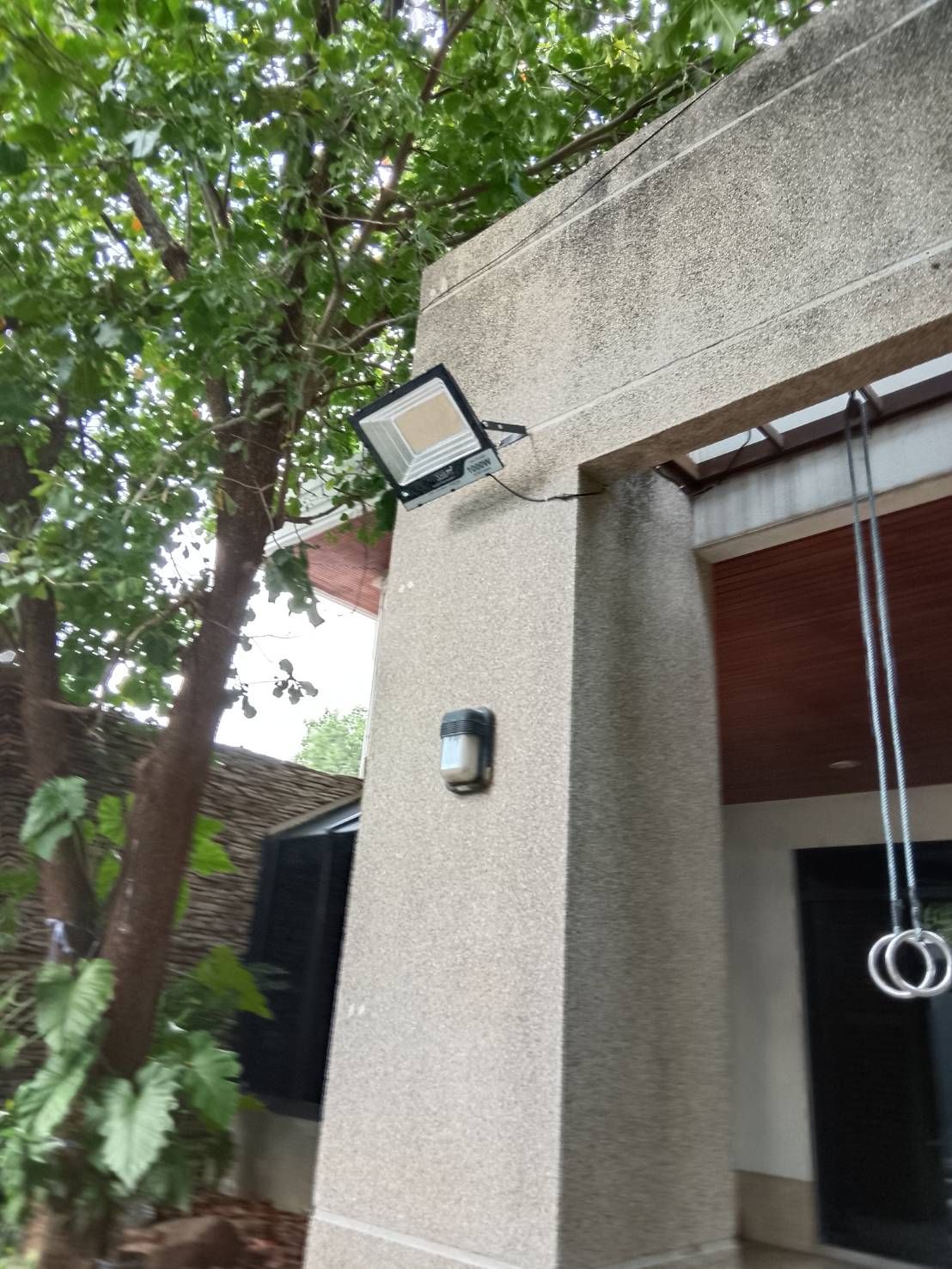 ไฟสปอตไลท์โซล่าเซลล์ 1000 Watt กล่องสีน้ำตาล (เปิดได้ 3 แสง)