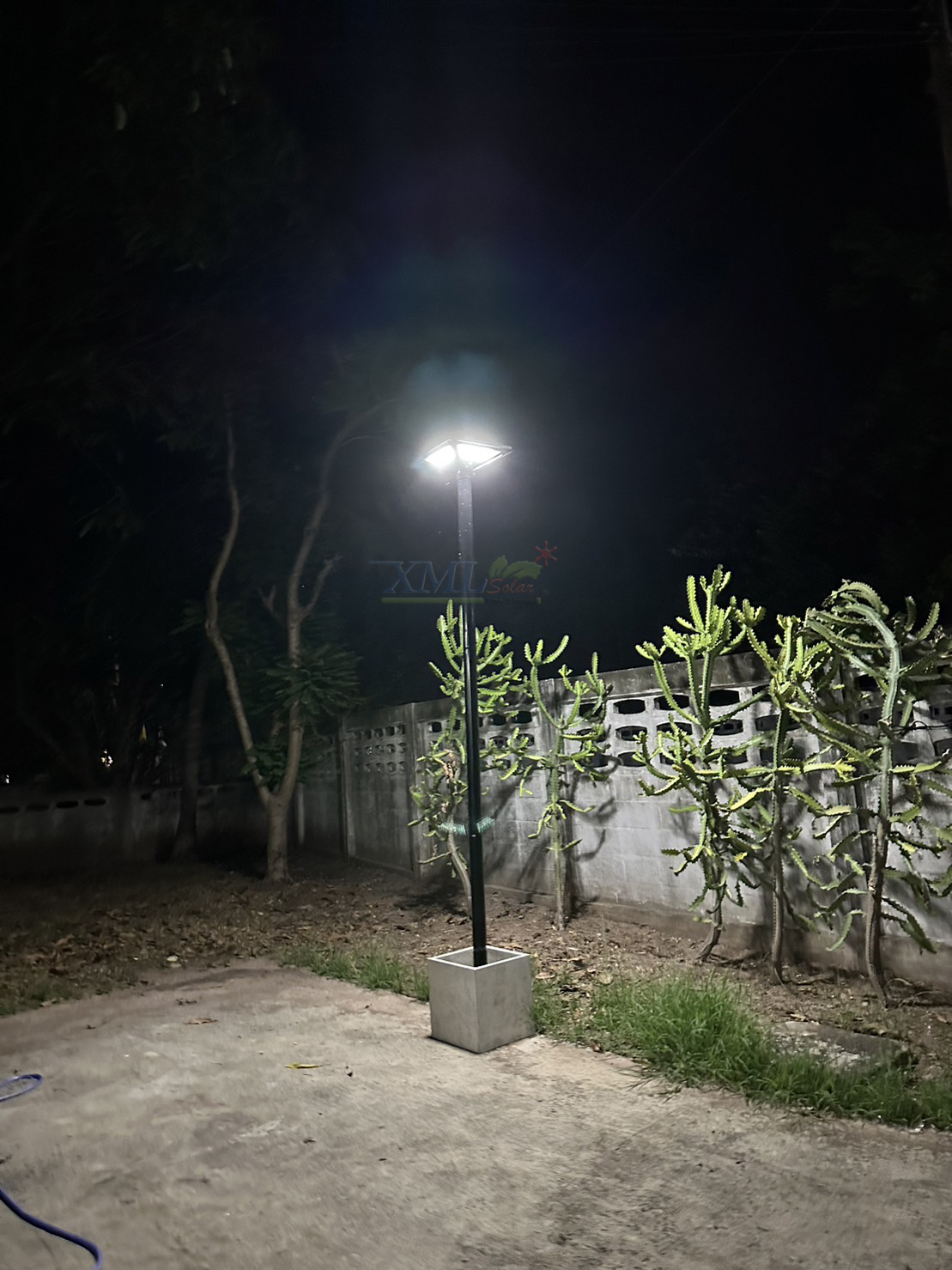 ชุดเสาพร้อมโคม SET B (โคมไฟโซล่าเซลล์ UFO SLT28-300W + เสาเหล็กดำสูง 2.82 เมตร)(แสงขาว)