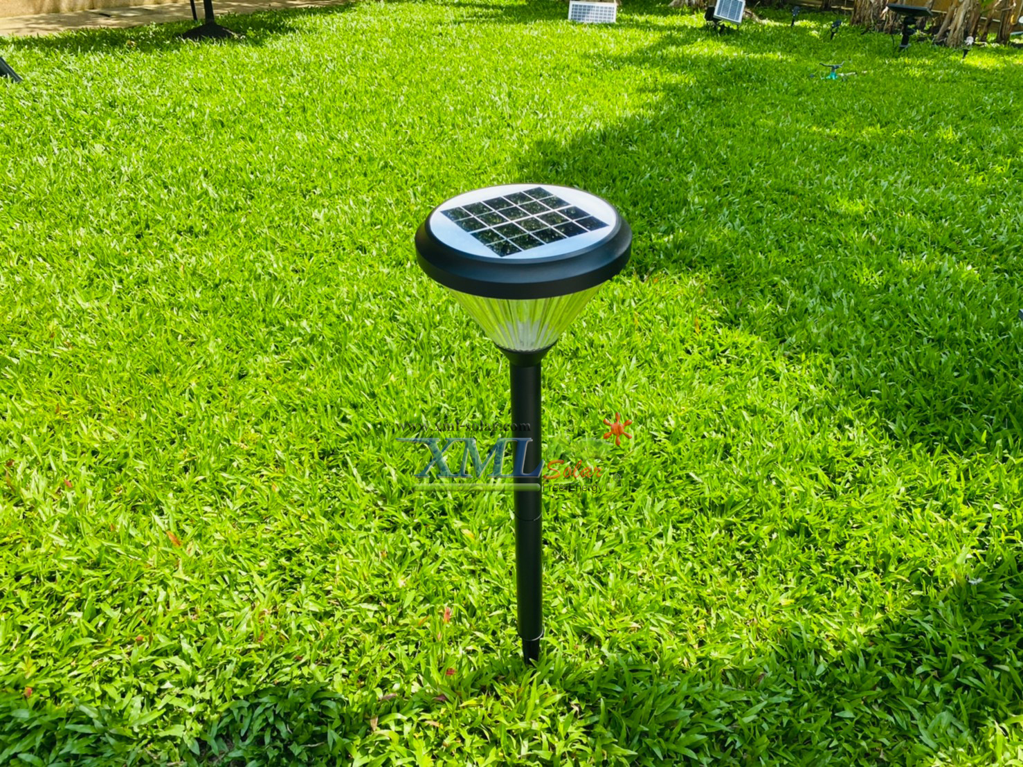 โคมไฟปักสนามโซล่าเซลล์ ทรงกรวย (แสง : เหลืองวอมไวท์)