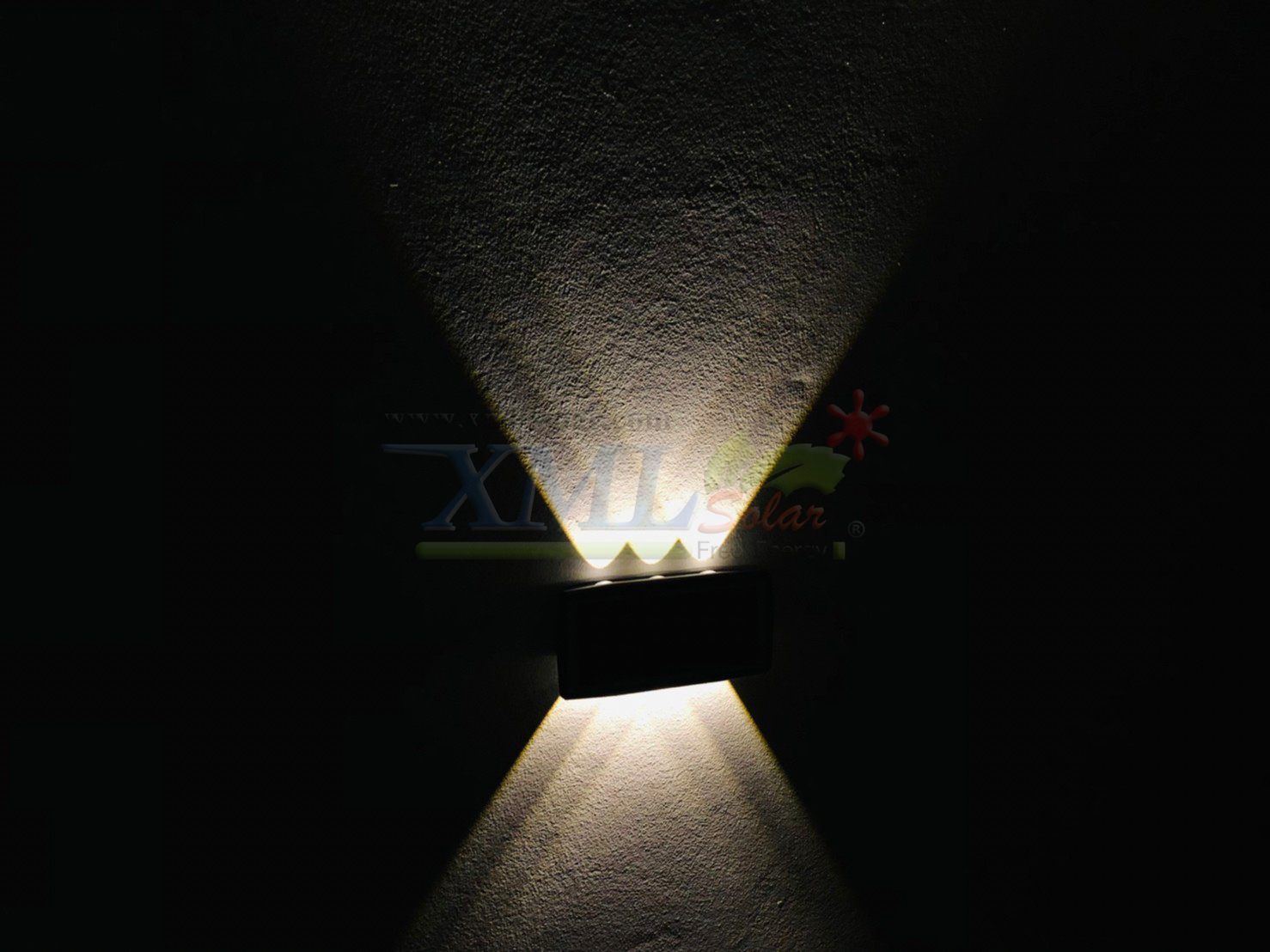 โคมไฟผนังโซล่าเซลล์ 6 LED รุ่นส่องบนล่าง (แสง : เหลืองวอมไวท์)
