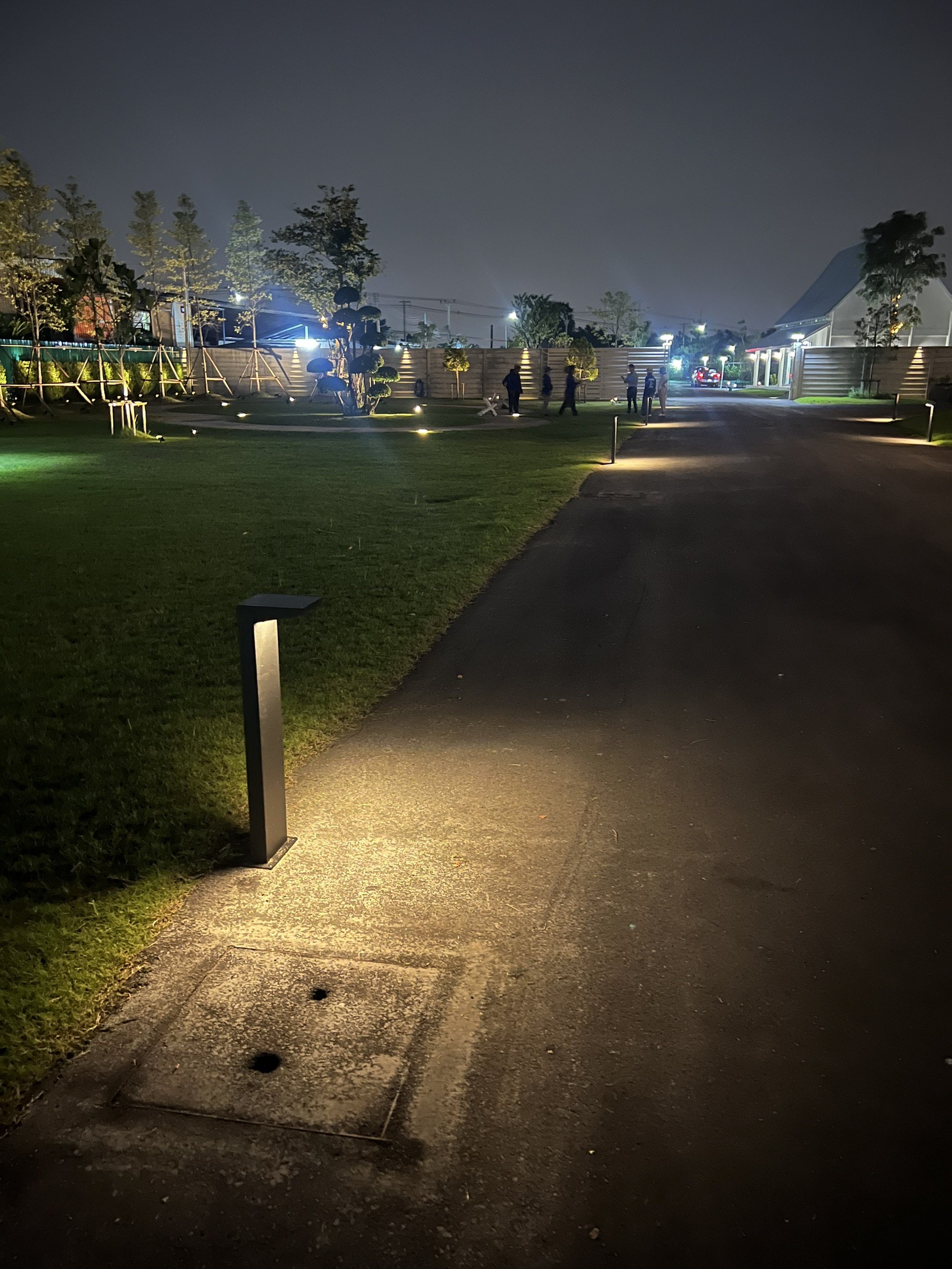 ไฟตั้งพื้นโซล่าเซลล์ ทรงงอ (แสง : เหลืองวอมไวท์)