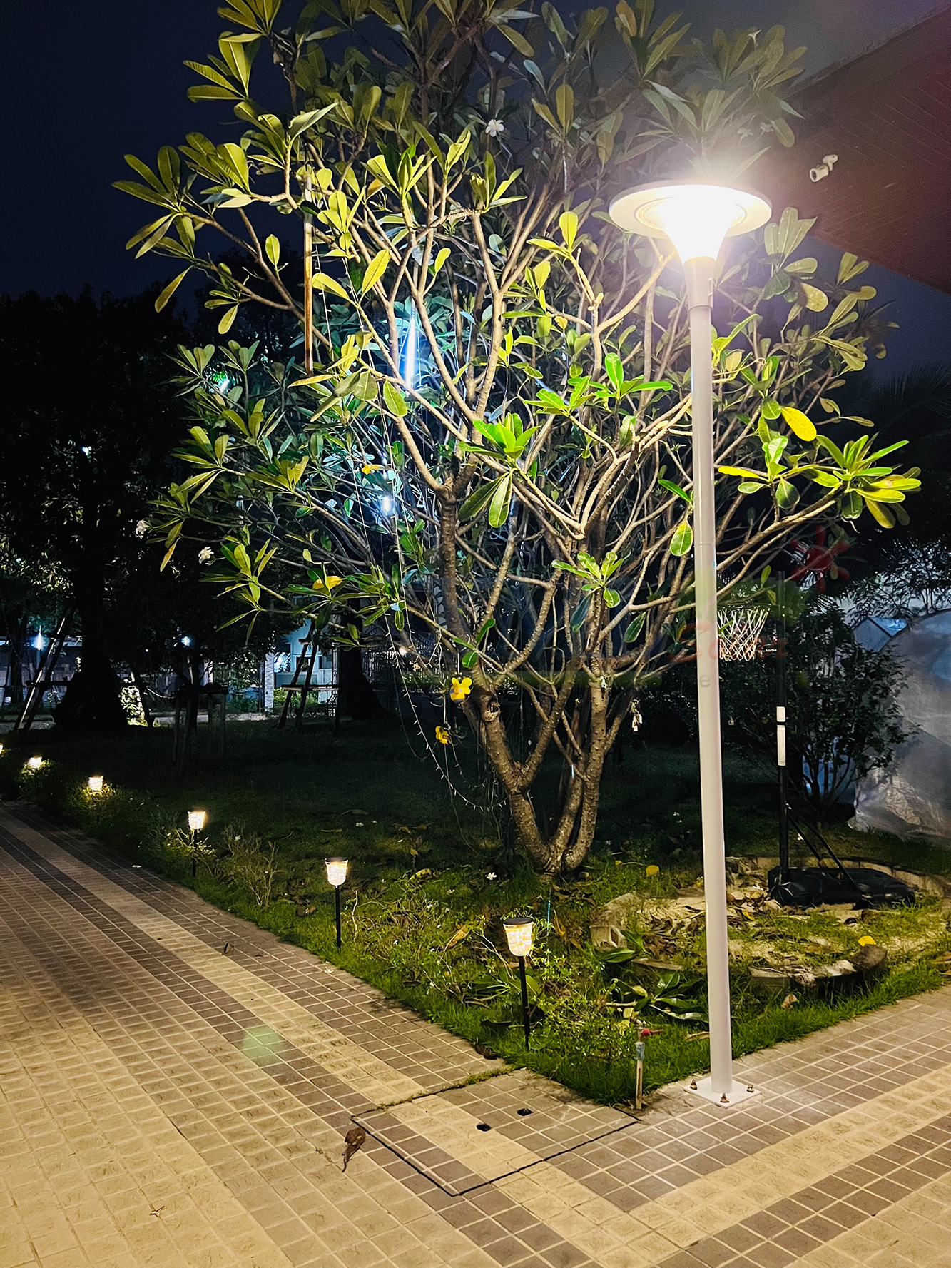 โคมไฟหัวเสา UFO ทรง Pedestrian Body สีเงิน (เปิดได้ 2 แสง)