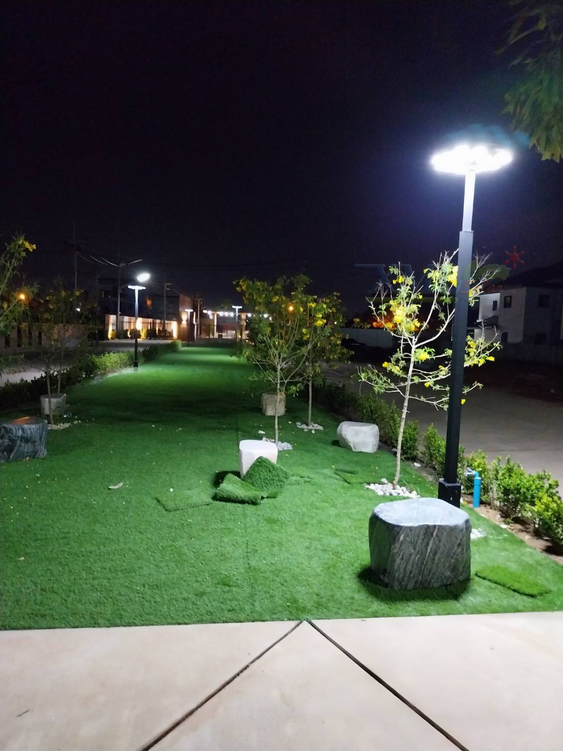 โคมไฟโซล่าเซลล์ UFO ทรงกลม รุ่นทรงรังผึ้ง (เปิดได้ 3 แสง)