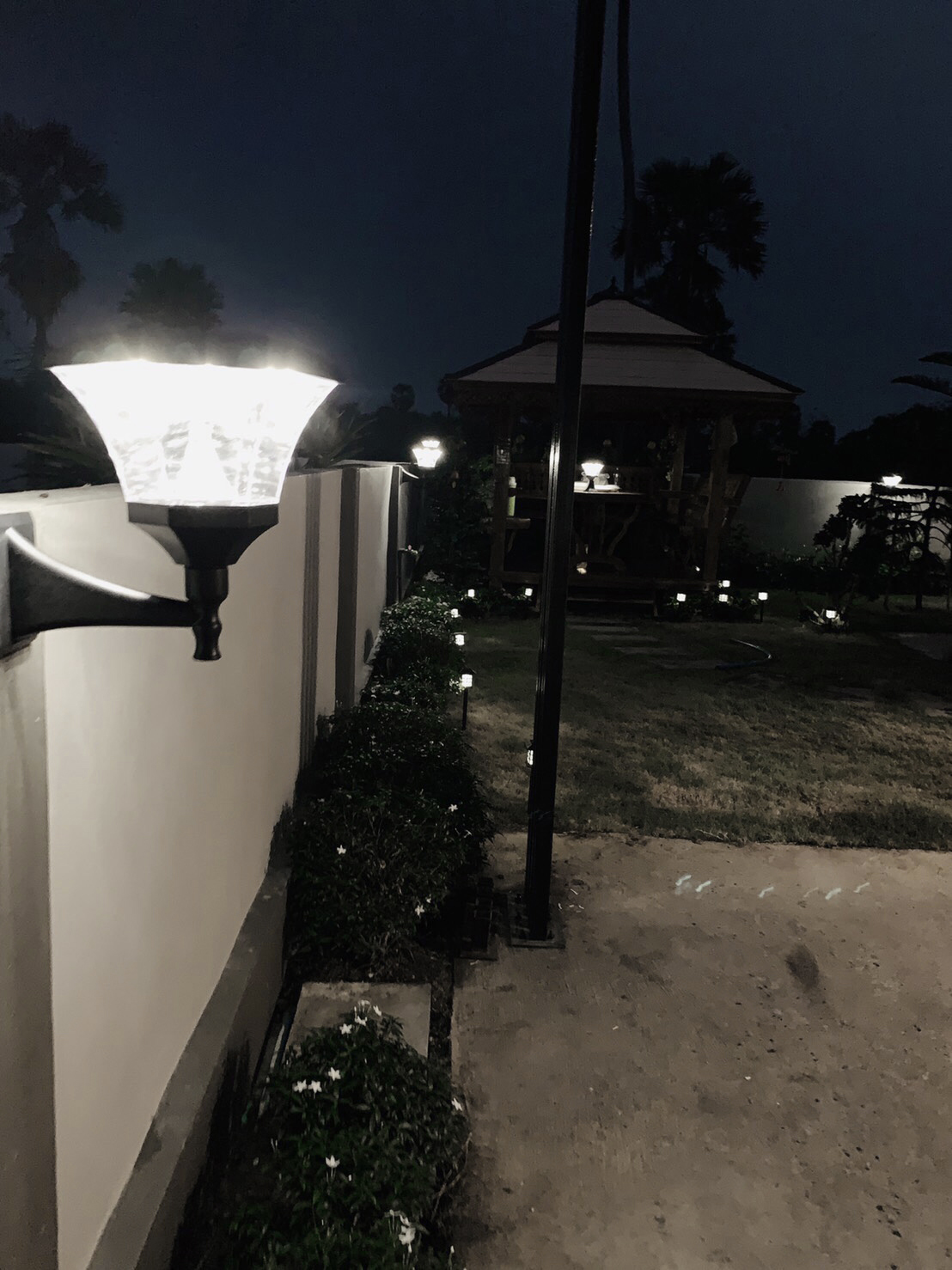 โคมไฟกิ่งโซล่าเซลล์ 8 Super SMD LED ทรง หกเหลี่ยม (เเสง : ขาว)(1 แถม 1)