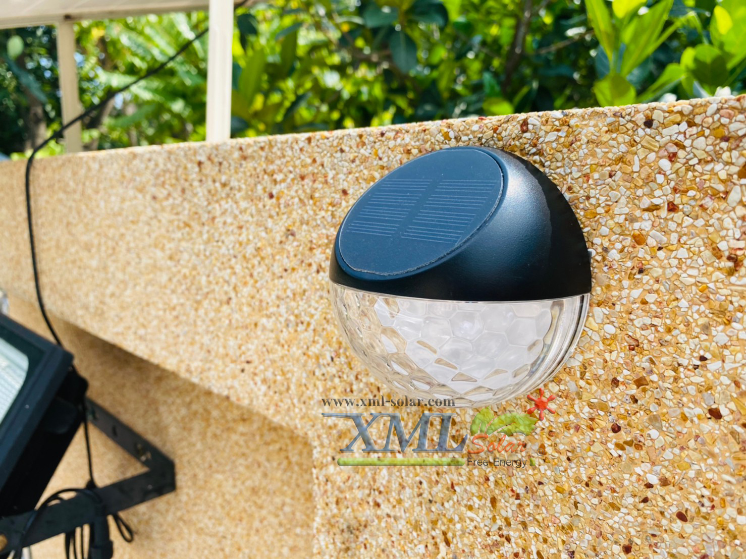 โคมไฟโซล่าเซลล์ติดผนัง รุ่นทรงกลม (แสง : เหลืองวอมไวท์) (1 เเถม 1)