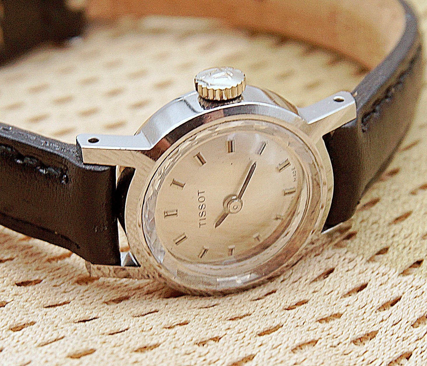 นาฬิกาเก่า TISSOT ไขลาน (นาฬิกาผู้หญิง)