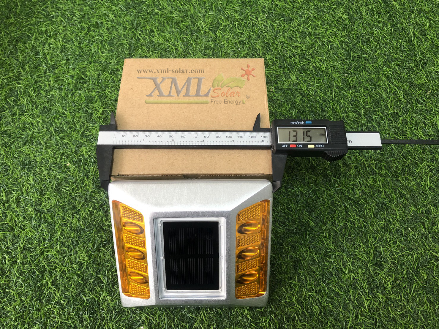 ไฟหมุดถนนโซล่าเซลล์ 6 LED Premium IP68 รุ่น มีเดือย (เเสง : เหลืองกระพริบ)