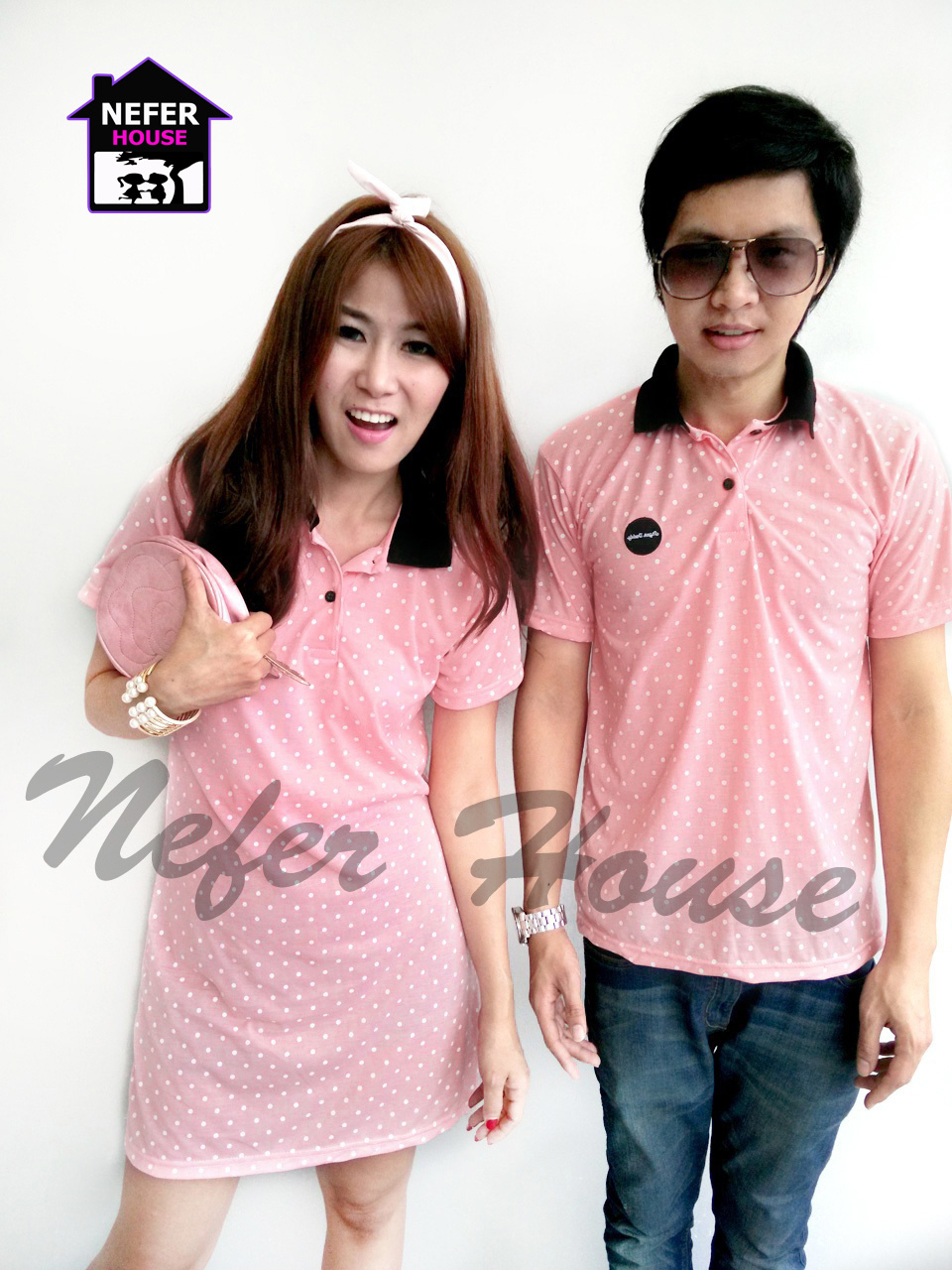 เสื้อคู่รักโปโลผ้ายืดสีชมพูลายจุดขาวแต่งดีเทลปกขาว