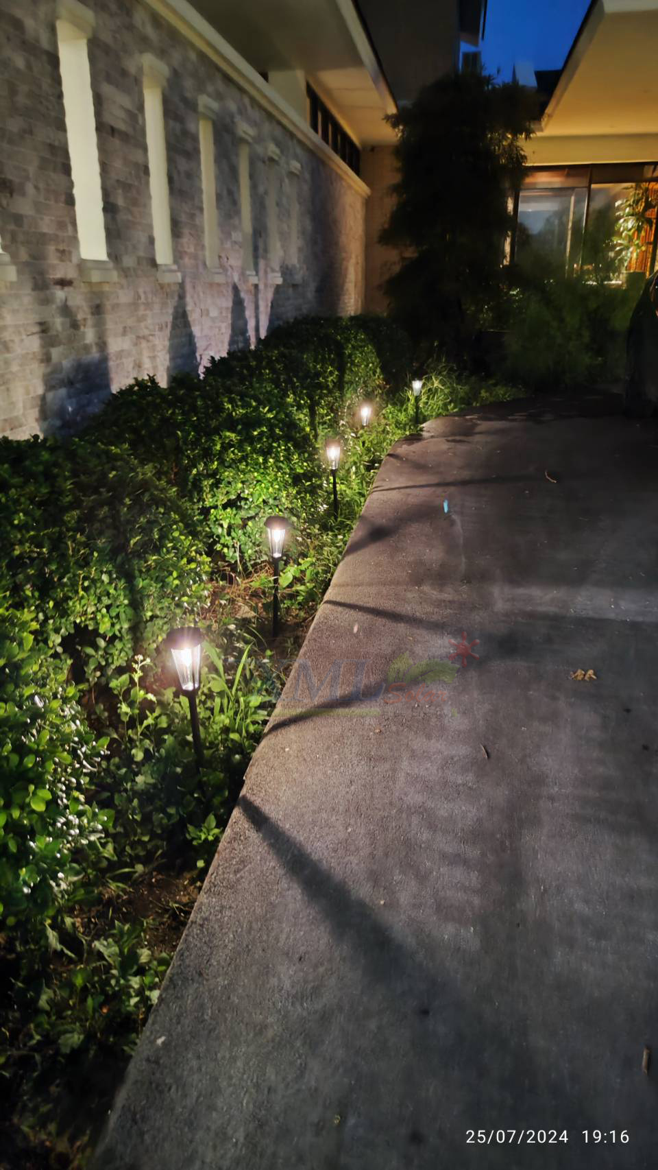 โคมไฟปักสนามโซล่าเซลล์ รุ่น MD-SOLAR-H1010 (แสง : เหลืองวอมไวท์)