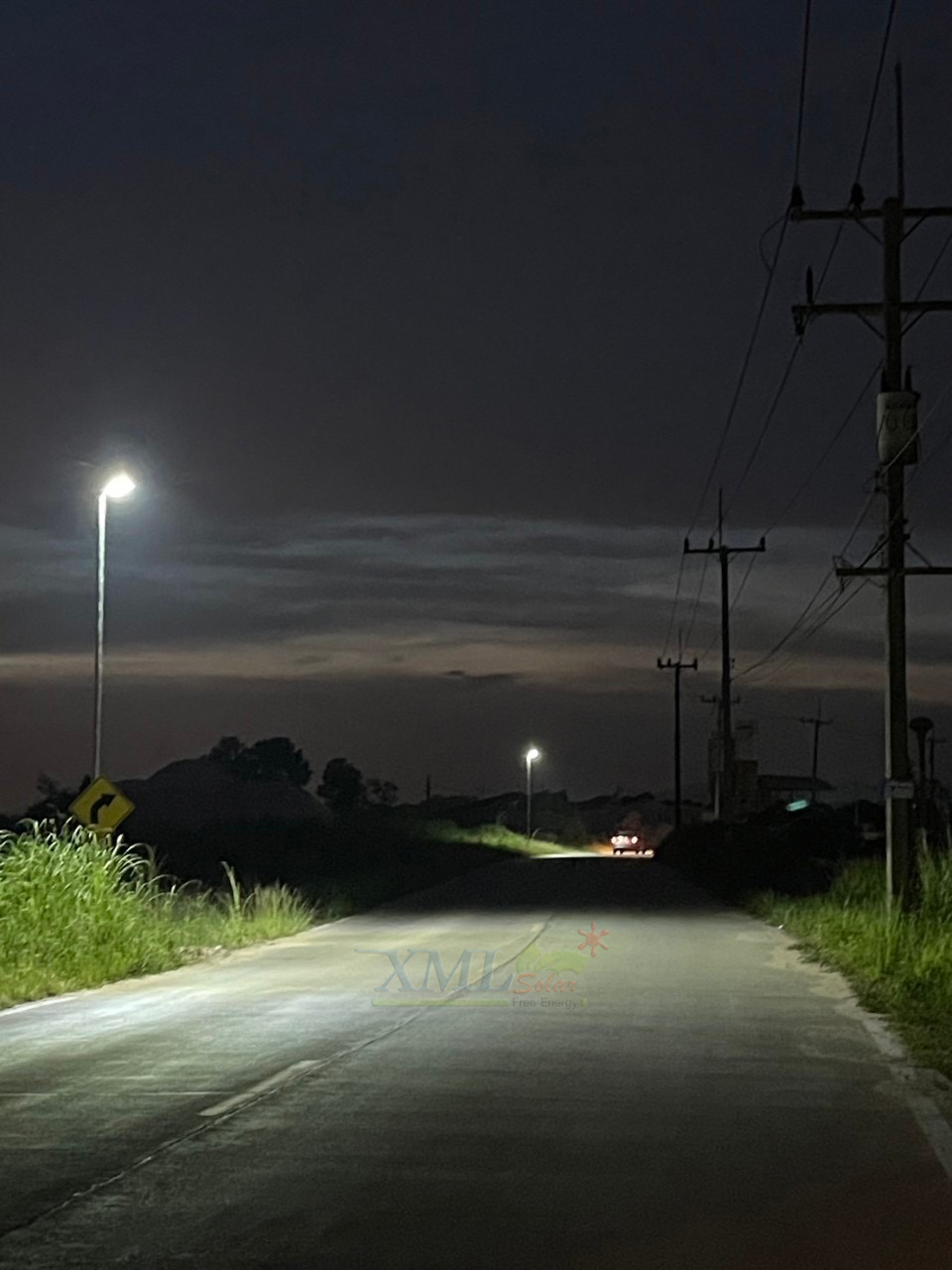 โคมไฟถนนโซล่าเซลล์อัจฉริยะ (รุ่น 9,000Lumens + แผง 100 W) (แสง : ขาว)