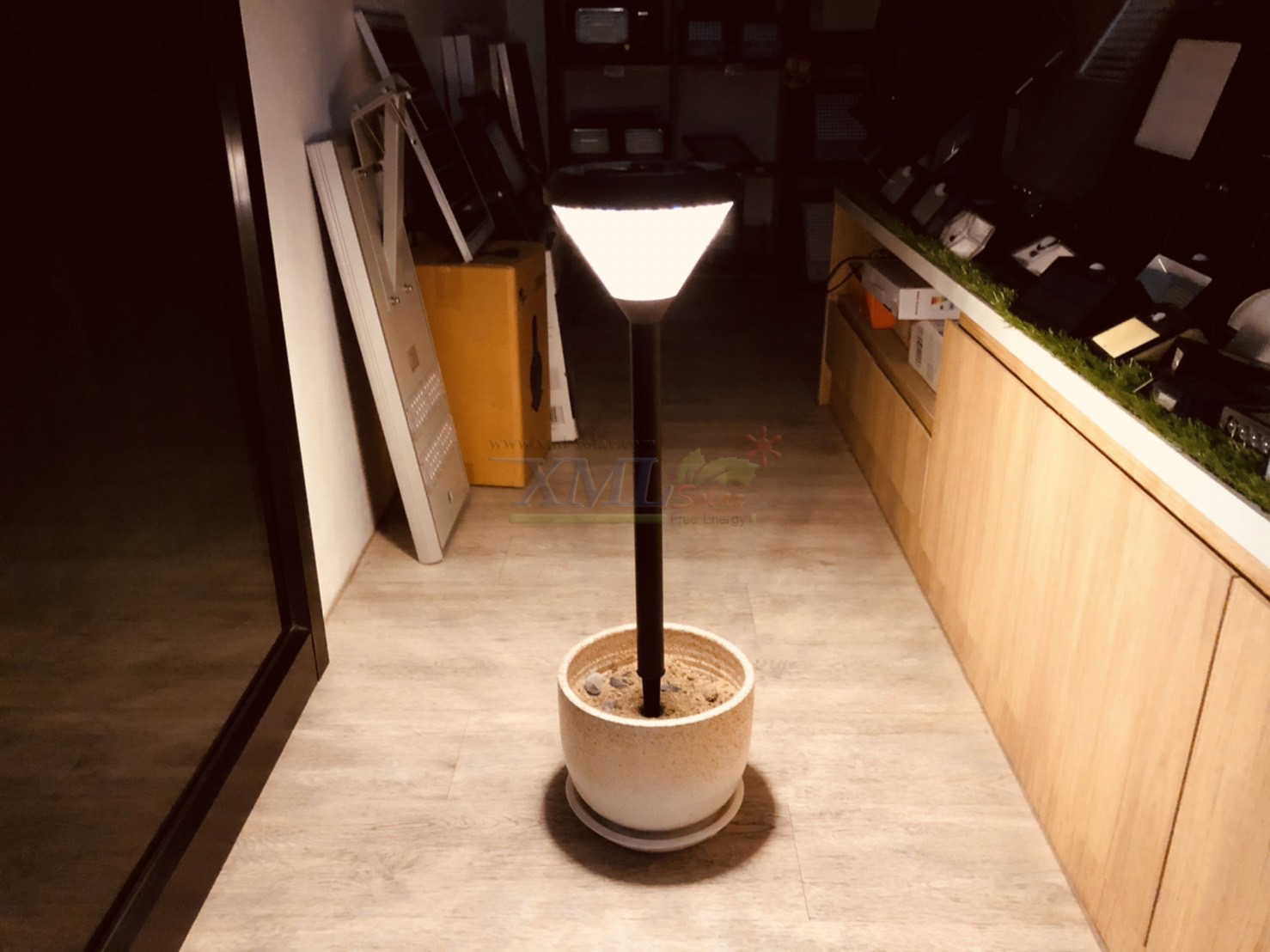 โคมไฟปักสนามโซล่าเซลล์ ทรงกรวย (แสง : เหลืองวอมไวท์)