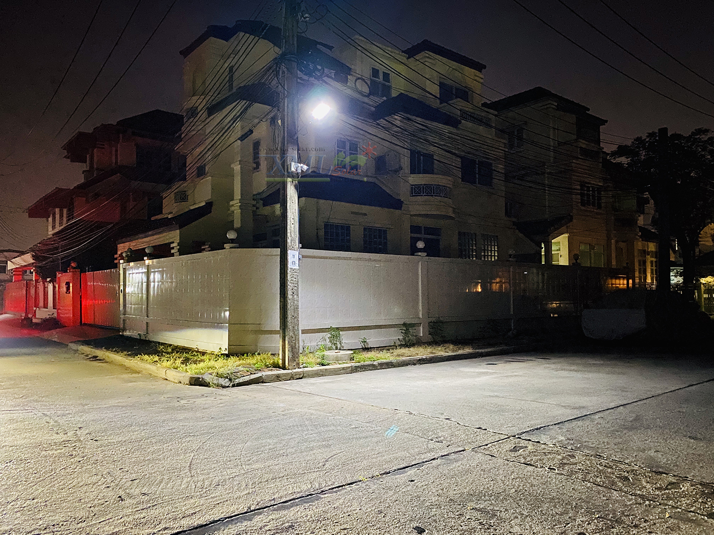 โคมไฟถนนโซล่าเซลล์ XML-Solar 200W (แสง : ขาว)(สว่างค้าง)