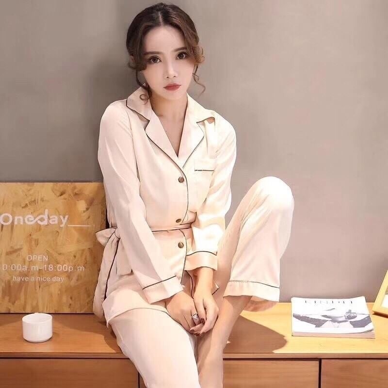 ชุดนอน เซ็ต 3 ชิ้น ผ้าsilk satin เนื้อนุ่มพริ้วบางเบา สวมใส่สบายไม่คัน ดีไซน์เรียบหรูซ่อนหวาน มี 2 สี เทา ครีม ชุดละ 690 บาท