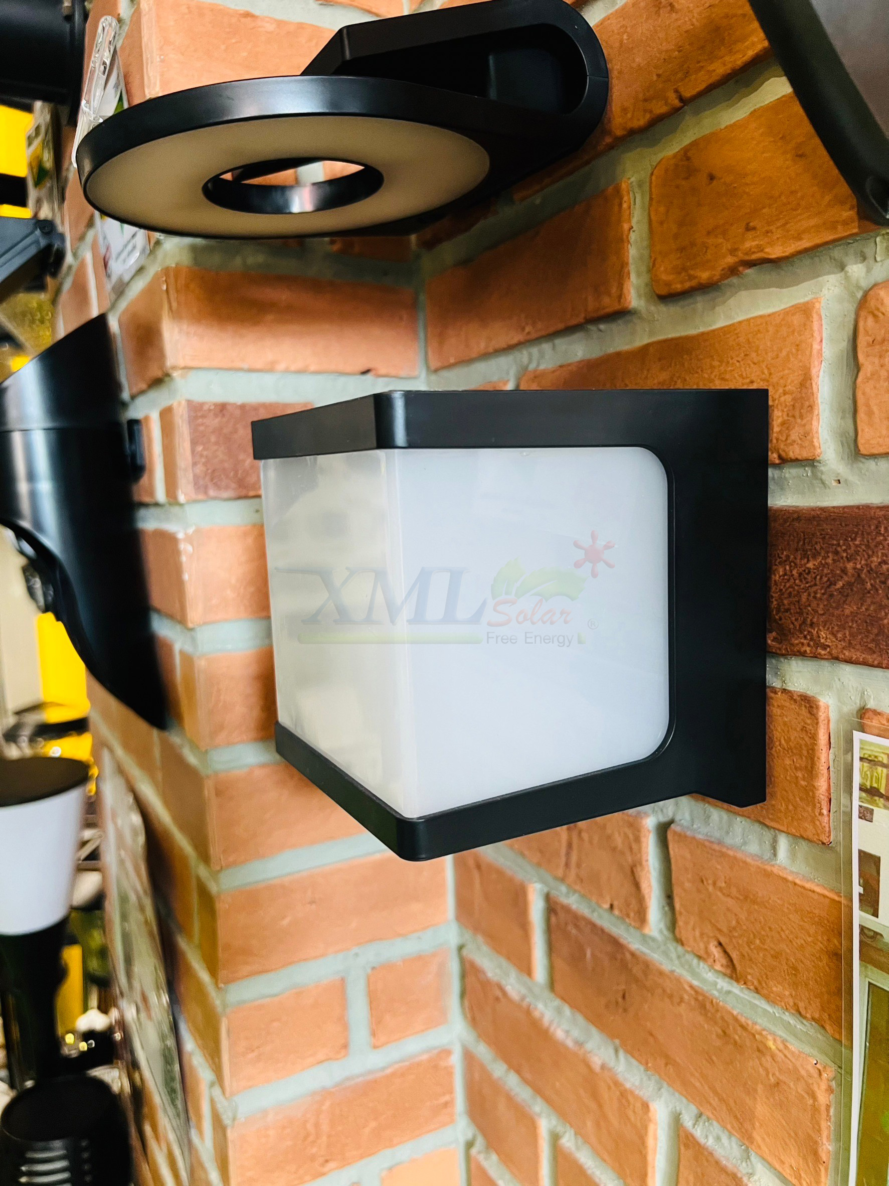 โคมไฟโซล่าเซลล์ติดผนัง ทรงสี่เหลี่ยม (มินิมอล) + Motion Sensor (1,000 lumens) (แสง : เหลืองวอมไวท์)