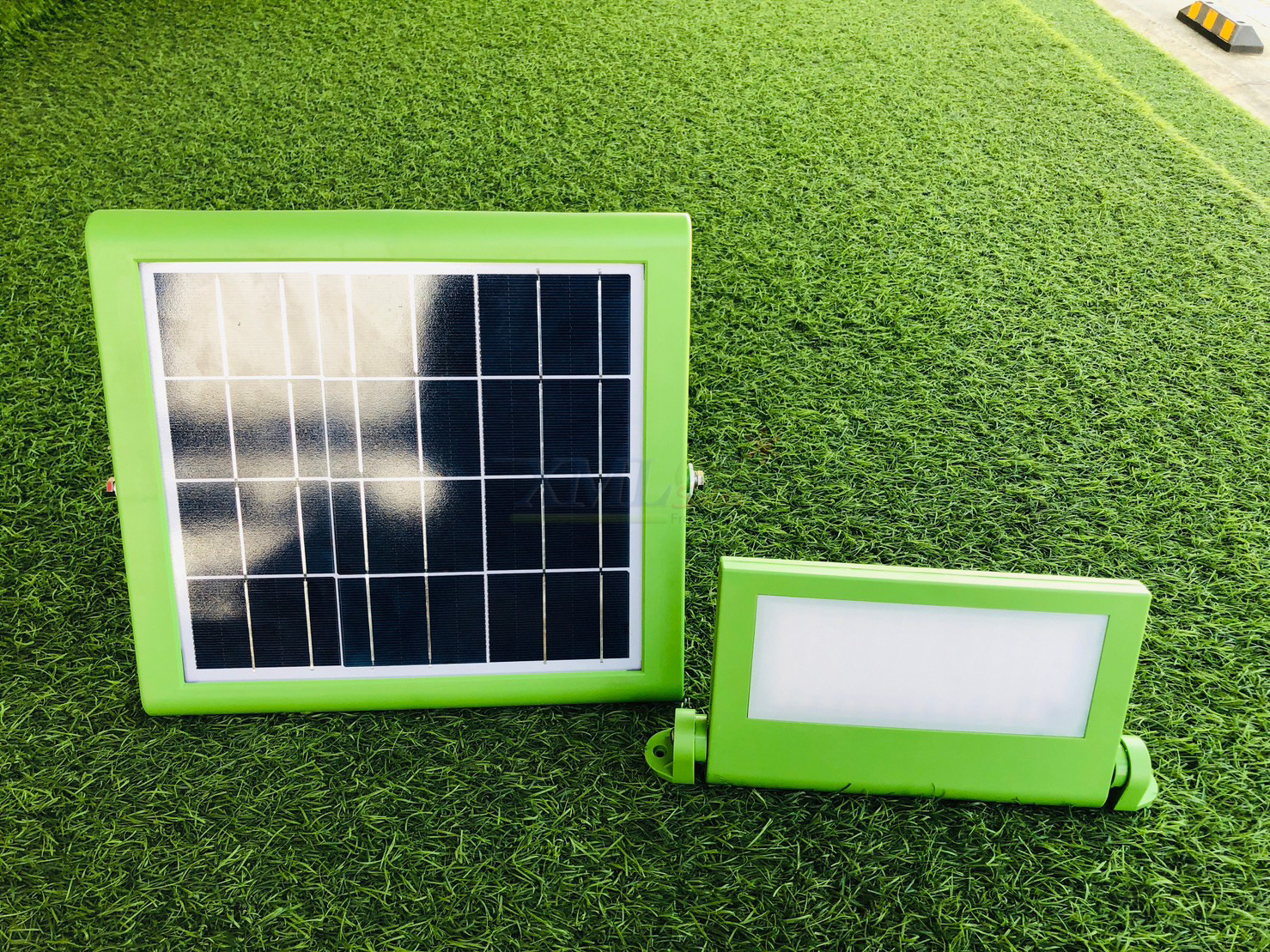 ไฟสปอตไลท์โซล่าเซลล์ 100 W รุ่น MD-PT19 (เปิดได้ 3 แสง)