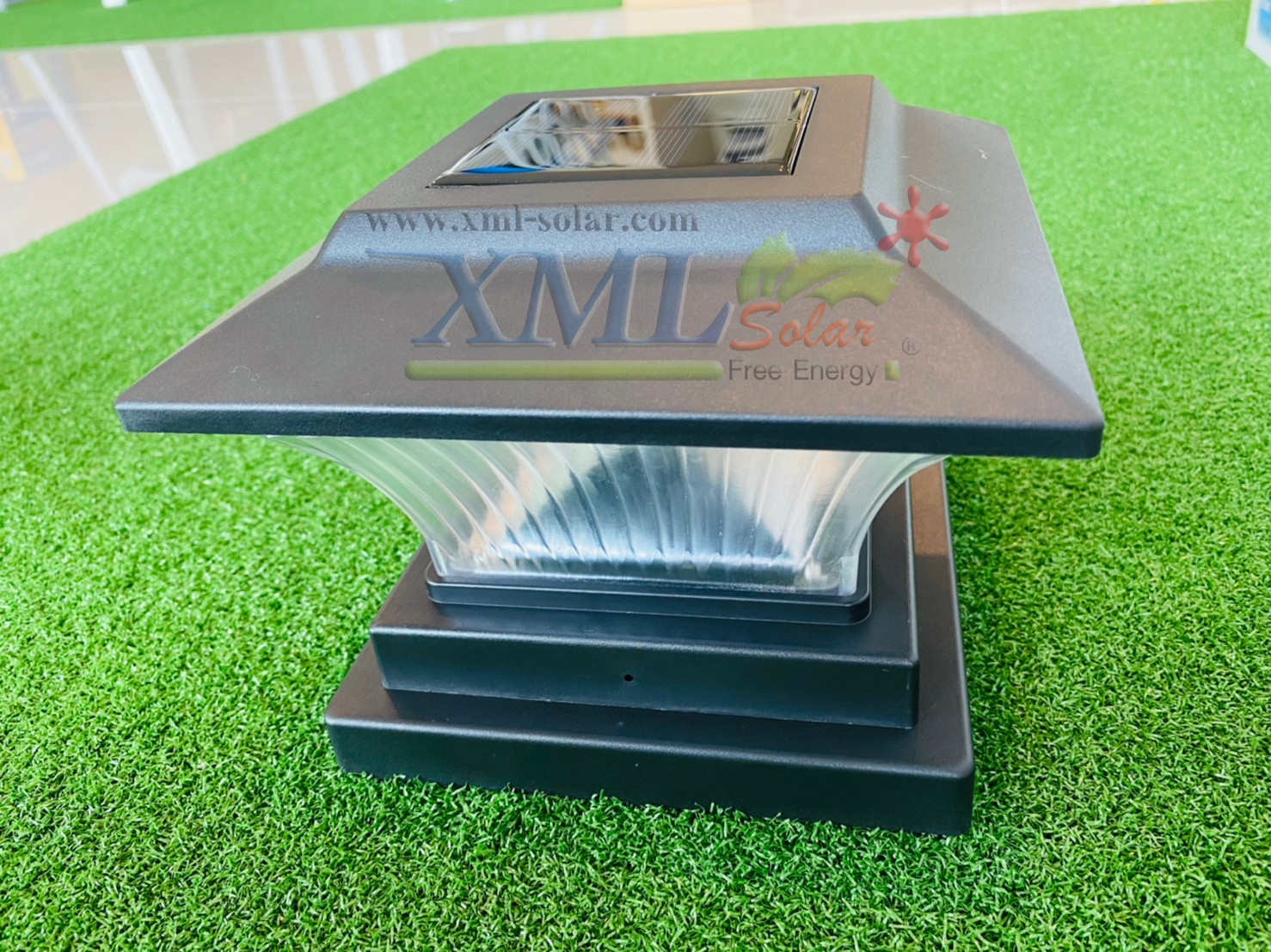 โคมไฟหัวเสาโซล่าเซลล์ ทรงสี่เหลี่ยม รุ่นใหม่ (เเสง : เหลืองวอมไวท์)