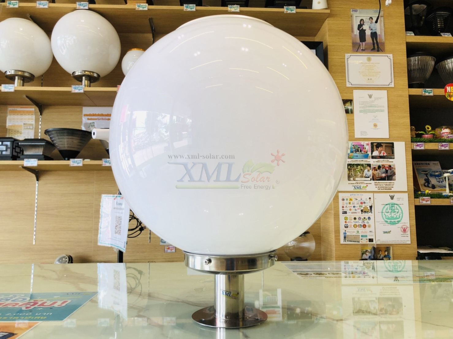 โคมไฟหัวเสาโซล่าเซลล์ ทรงกลมฐานสเเตนเลส (40 ซม.) + Remote (เปิดได้ 3 แสง)+AC