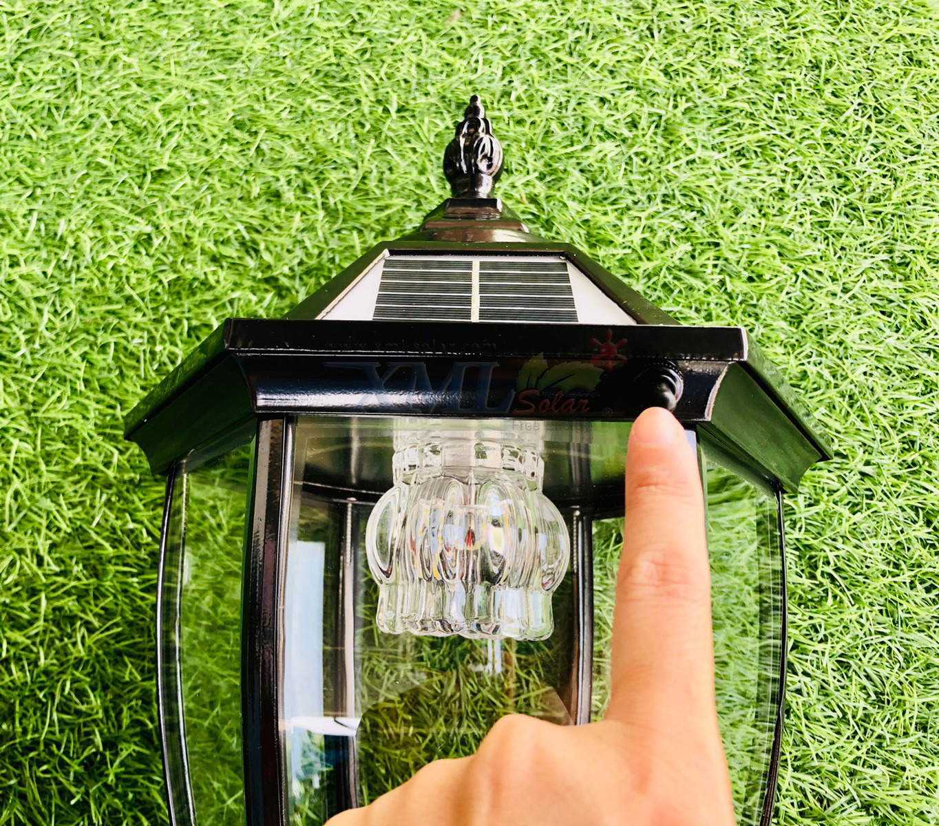 ไฟตั้งพื้นโซล่าเซลล์ ทรงยุโรป สูง 110 ซม. (เปิดได้ 2 แสง)