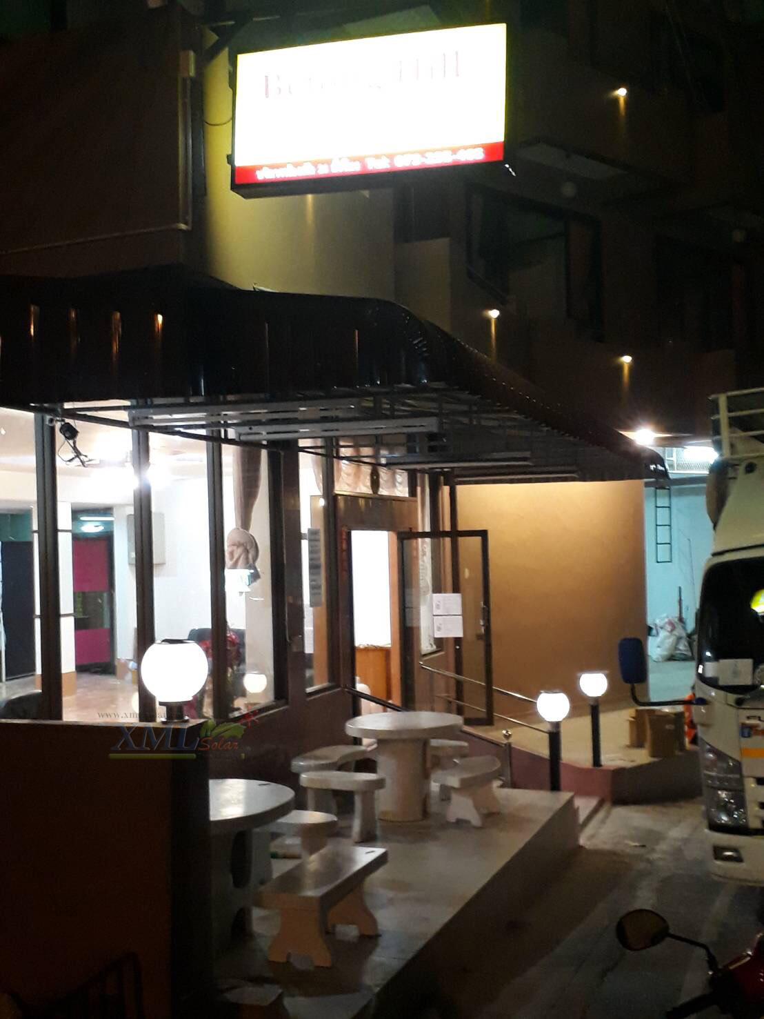 โคมไฟหัวเสาโซล่าเซลล์ ทรงกลมฐานสเเตนเลส (25 ซม.) + Remote (เปิดได้ 3 แสง)+AC