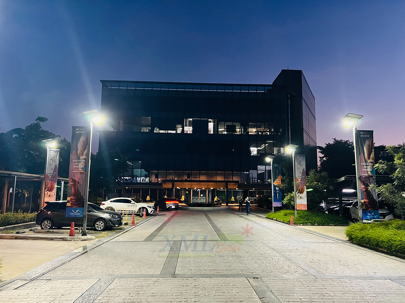 โคมไฟถนนโซล่าเซลล์อัจฉริยะ (รุ่น 6,300Lumens + แผง 80 W) (แสง : ขาว)