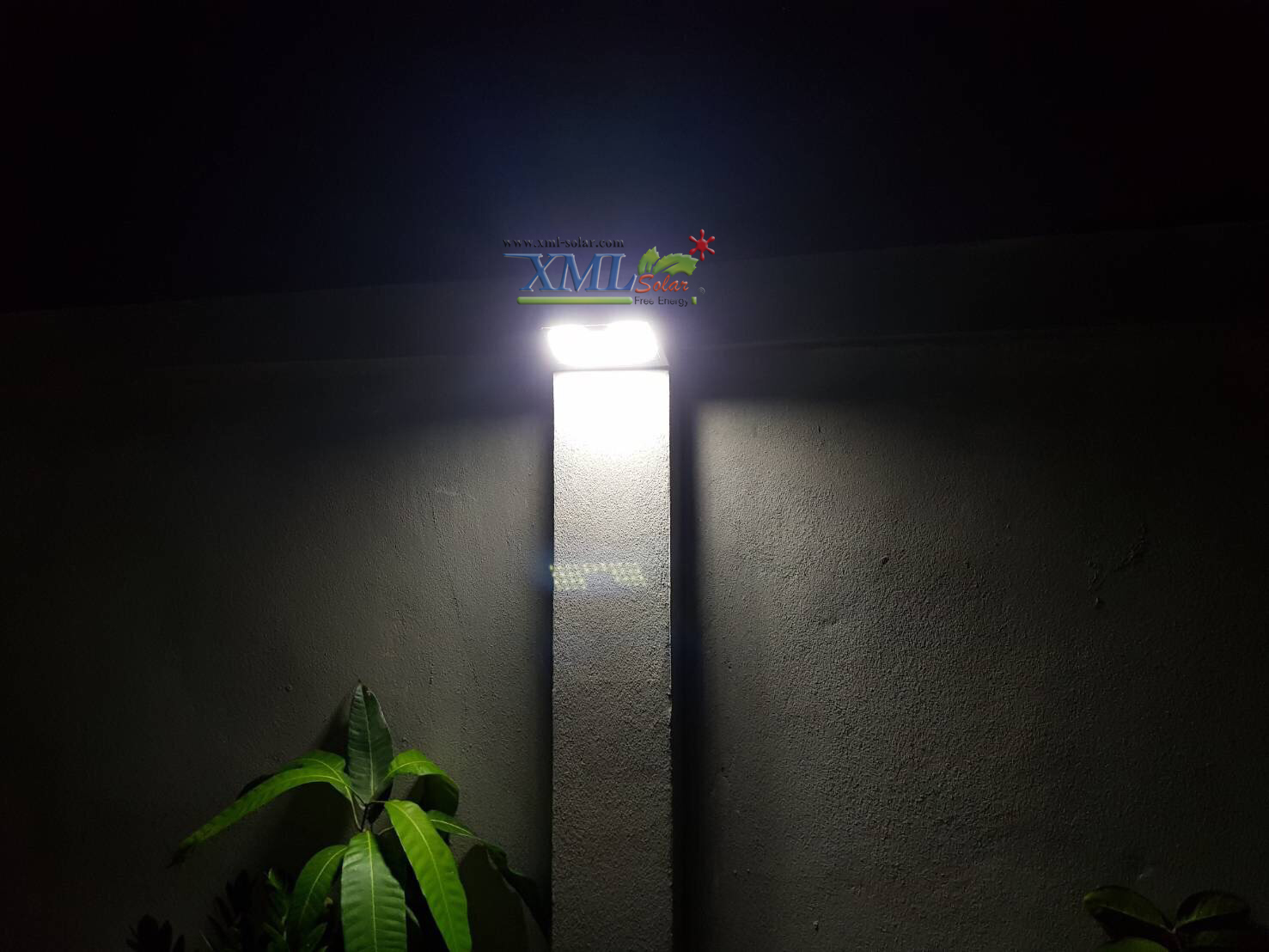 โคมไฟโซล่าเซลล์ ติดผนัง ทรงสามเหลี่ยม 38 SMD LED (เเสง : ขาว) 1 แถม 1