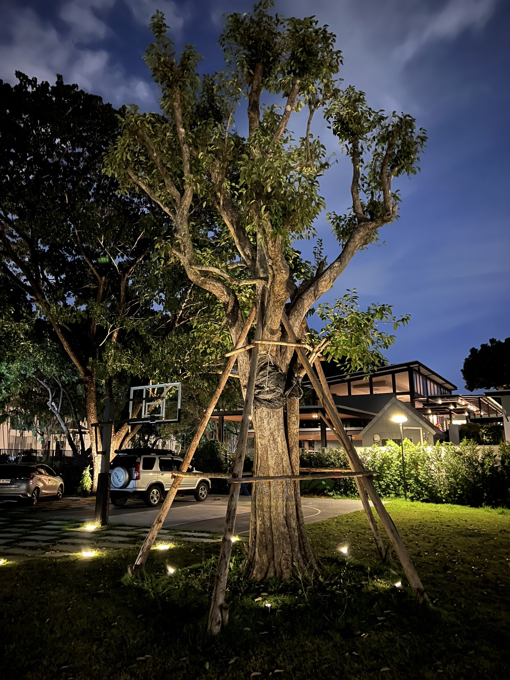 สปอร์ตไลท์ปักสนามโซล่าเซลล์ DC-17 รุ่น 4 หัว สาย 3 เมตร (แสง : เหลืองวอมไวท์)